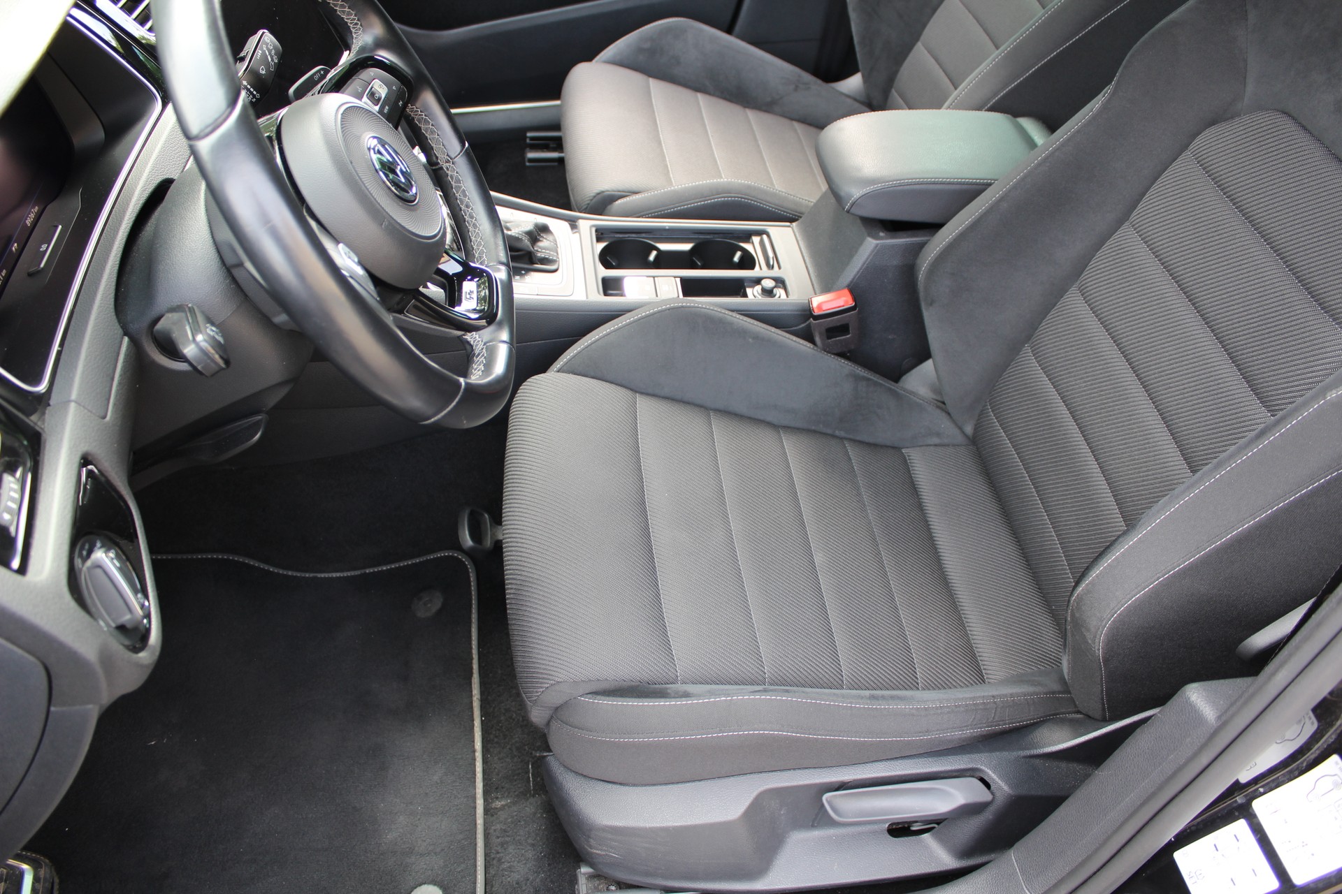 VW Golf 2.0 TSI R 4Motion DSG-image-7