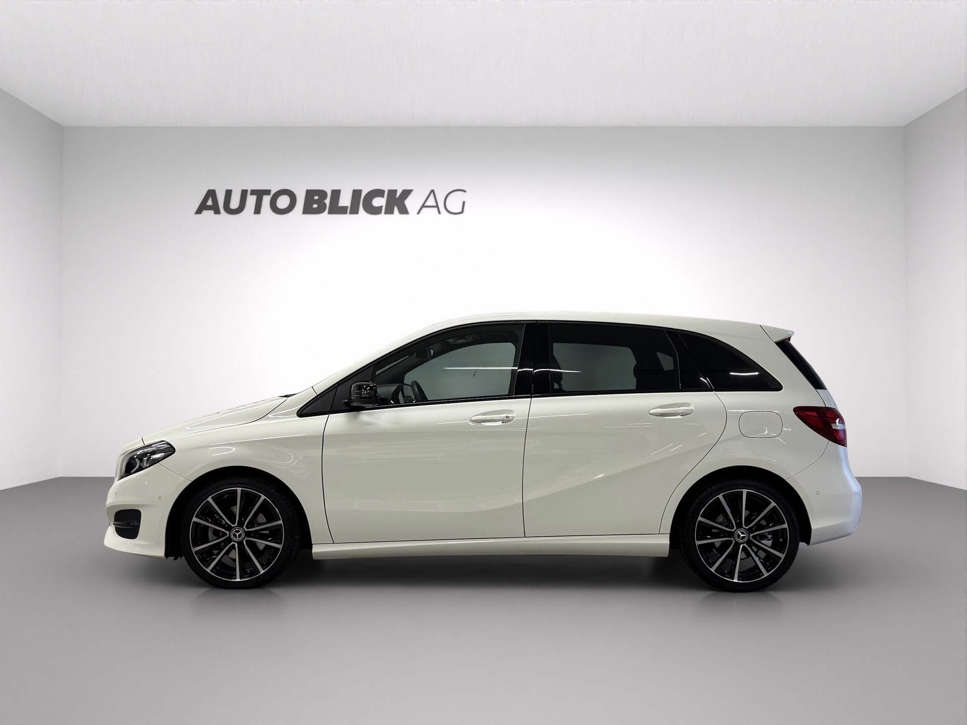 MERCEDES-BENZ B 200 Night Star 7G-DCT-showroom-element-3