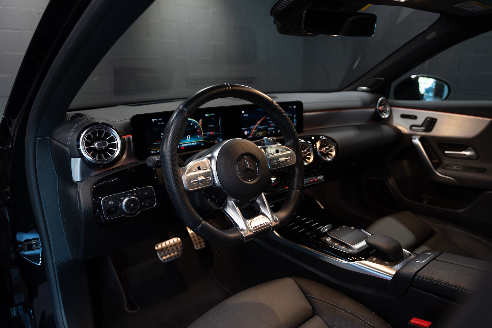 MERCEDES-BENZ A 35 AMG 4Matic Speedshift / CH Auto / Gratis Service / Pano-Schiebedach / Head Up Display / Premium Plus Paket / WC-image-9