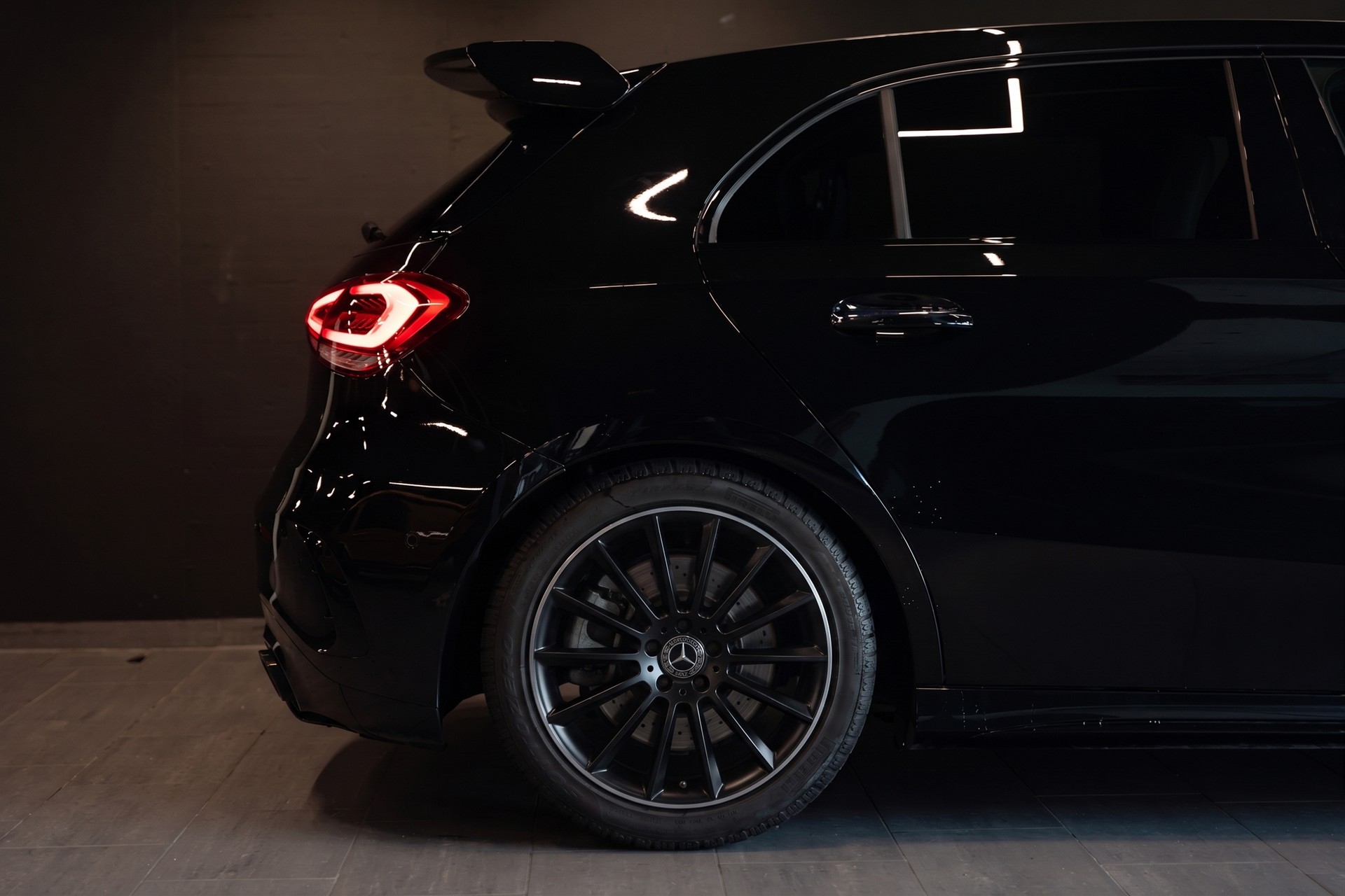 MERCEDES-BENZ A 35 AMG 4Matic Speedshift / CH Auto / Gratis Service / Pano-Schiebedach / Head Up Display / Premium Plus Paket / WC-image-5