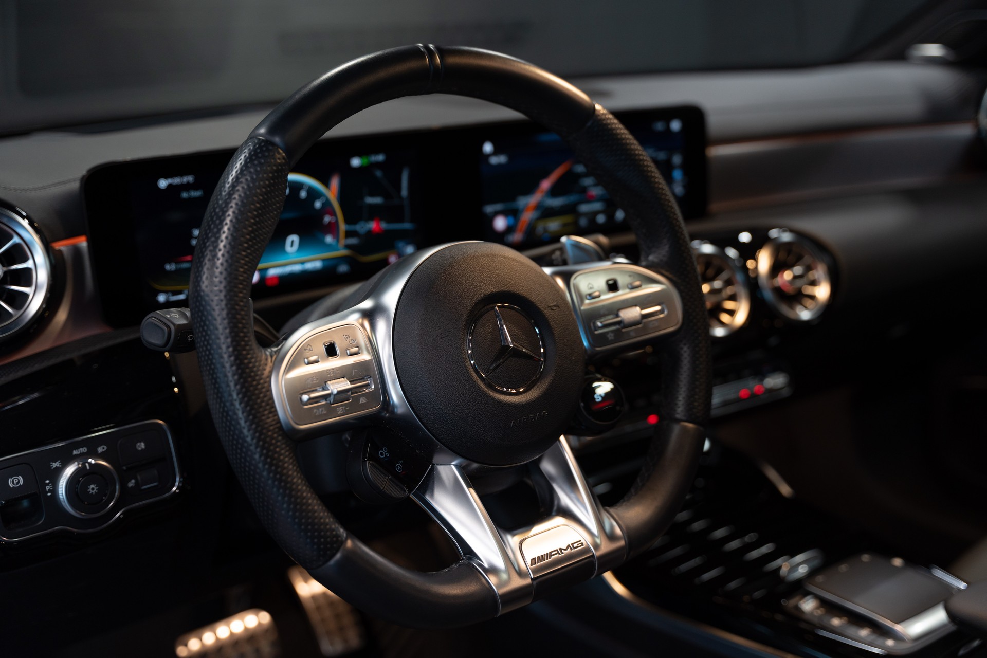 MERCEDES-BENZ A 35 AMG 4Matic Speedshift / CH Auto / Gratis Service / Pano-Schiebedach / Head Up Display / Premium Plus Paket / WC-image-10