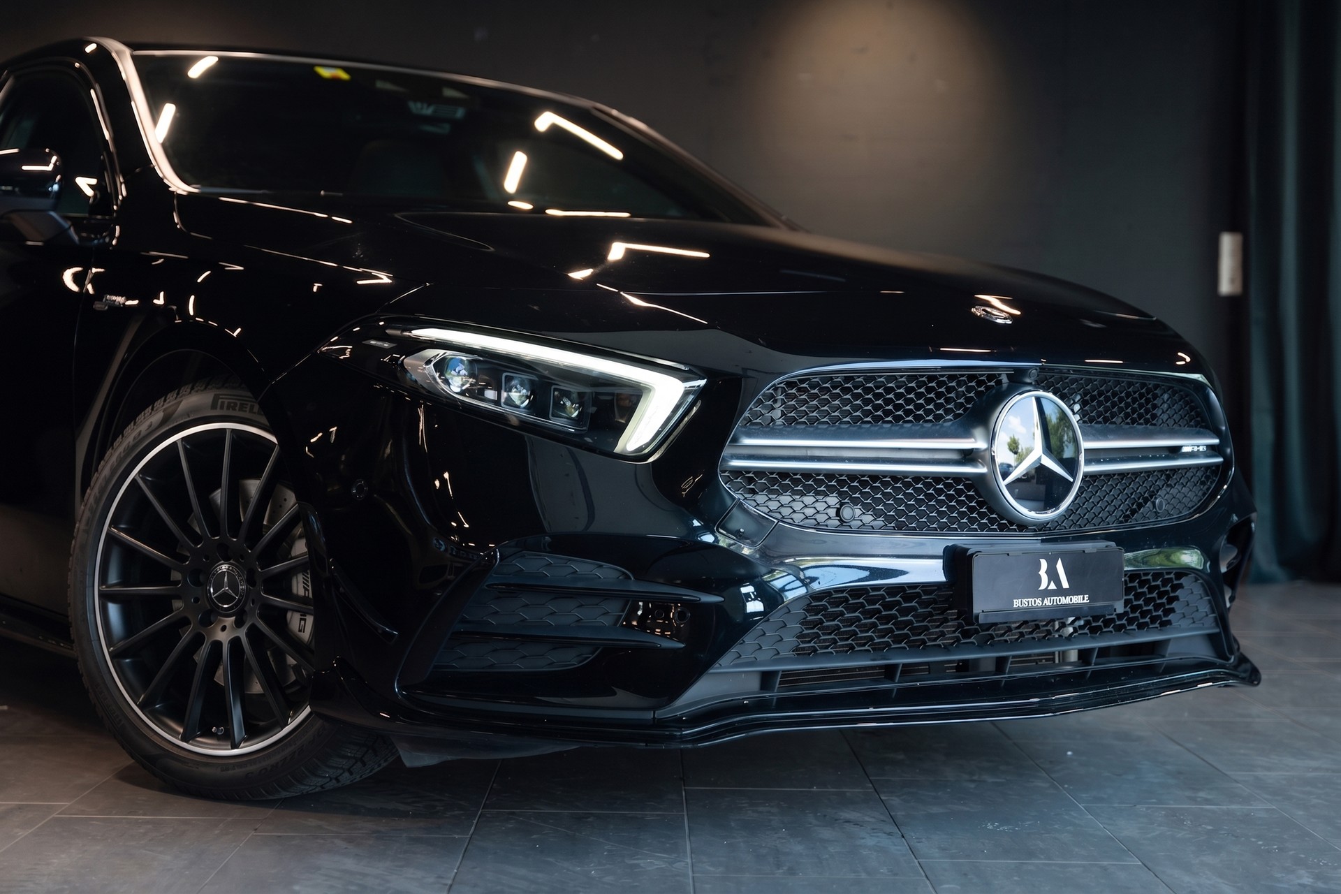 MERCEDES-BENZ A 35 AMG 4Matic Speedshift / CH Auto / Gratis Service / Pano-Schiebedach / Head Up Display / Premium Plus Paket / WC-image-1