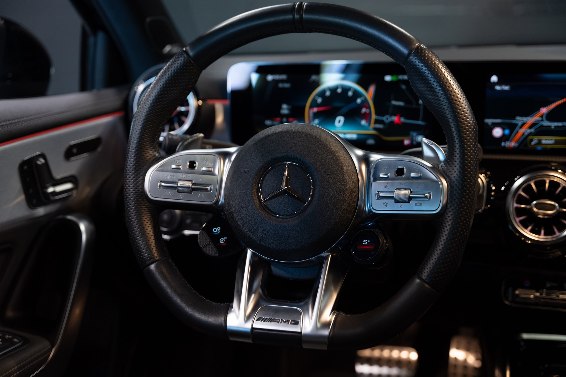 MERCEDES-BENZ A 35 AMG 4Matic Speedshift / CH Auto / Gratis Service / Pano-Schiebedach / Head Up Display / Premium Plus Paket / WC-image-15