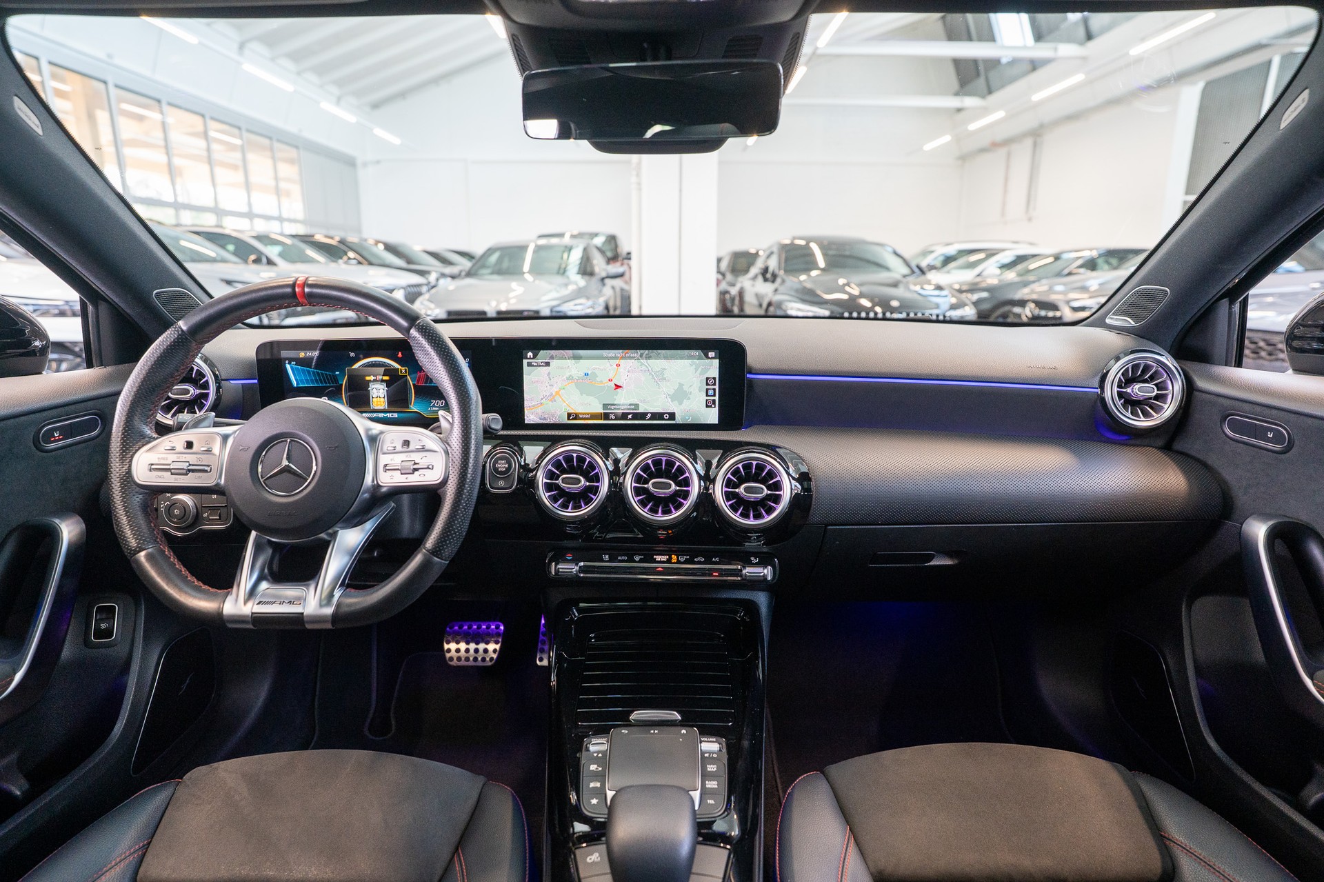 MERCEDES-BENZ A 35 AMG 4matic Limousine / Panorama-Schiebedach / Burmester / Ambiente-Beleuchtung-image-17