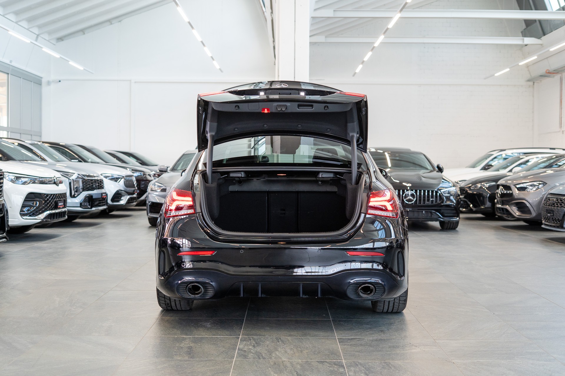 MERCEDES-BENZ A 35 AMG 4matic Limousine / Panorama-Schiebedach / Burmester / Ambiente-Beleuchtung-image-5