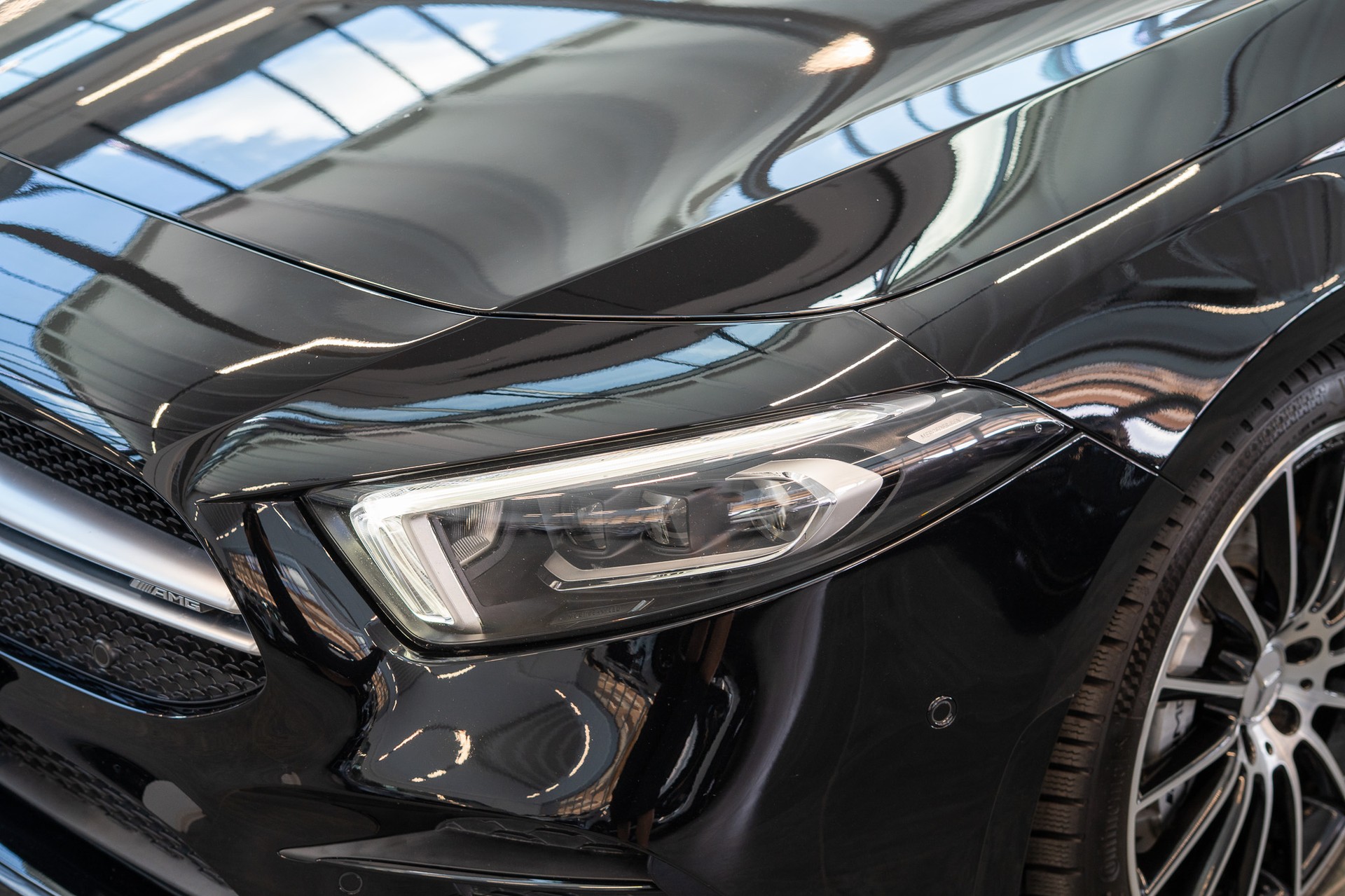 MERCEDES-BENZ A 35 AMG 4matic Limousine / Panorama-Schiebedach / Burmester / Ambiente-Beleuchtung-image-8