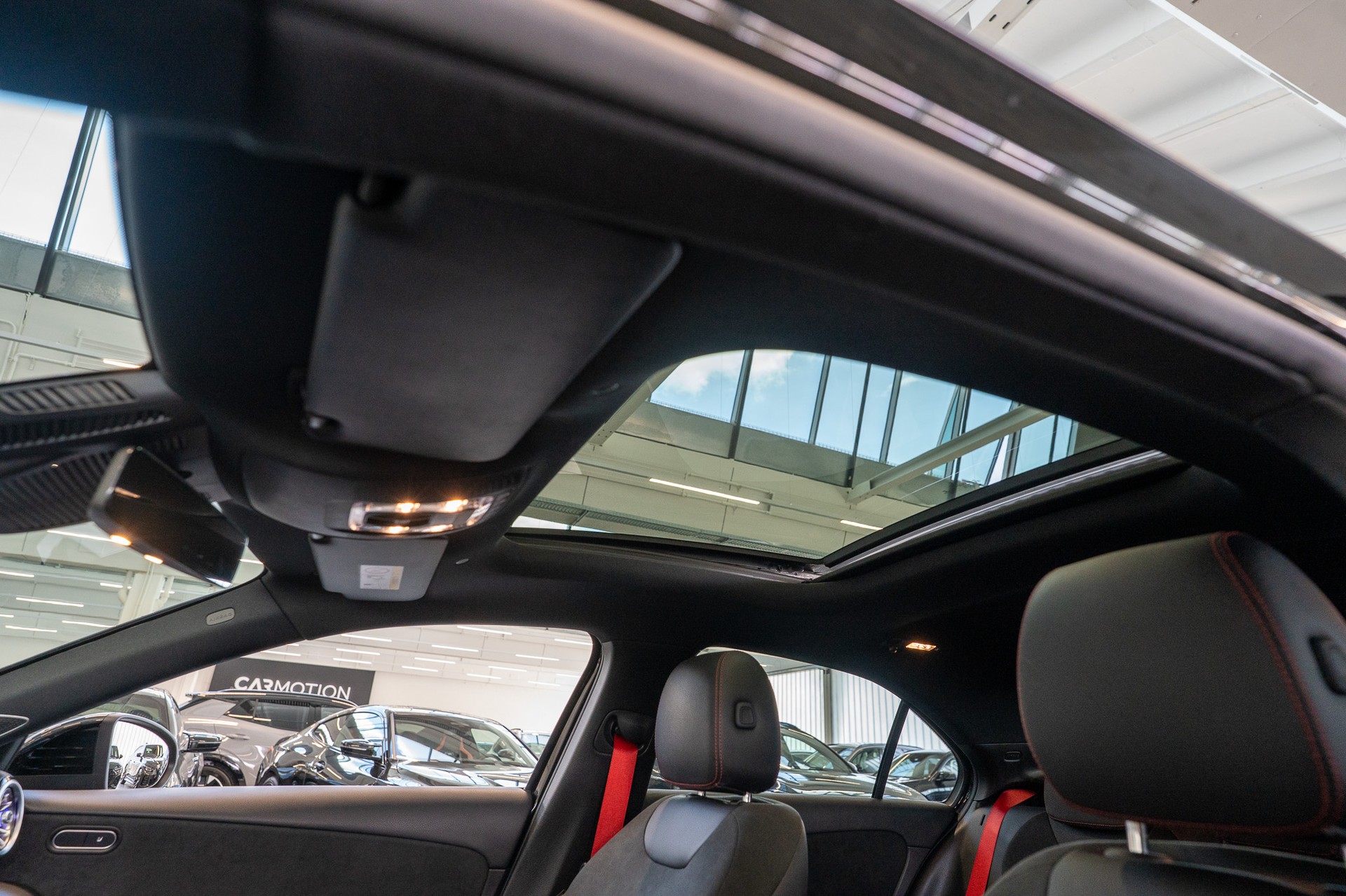 MERCEDES-BENZ A 35 AMG 4matic Limousine / Panorama-Schiebedach / Burmester / Ambiente-Beleuchtung-image-12