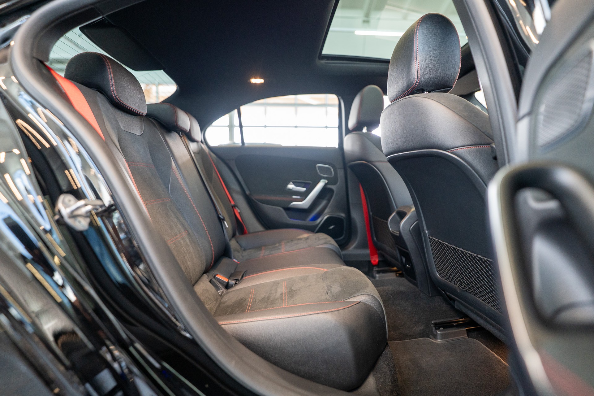 MERCEDES-BENZ A 35 AMG 4matic Limousine / Panorama-Schiebedach / Burmester / Ambiente-Beleuchtung-image-14