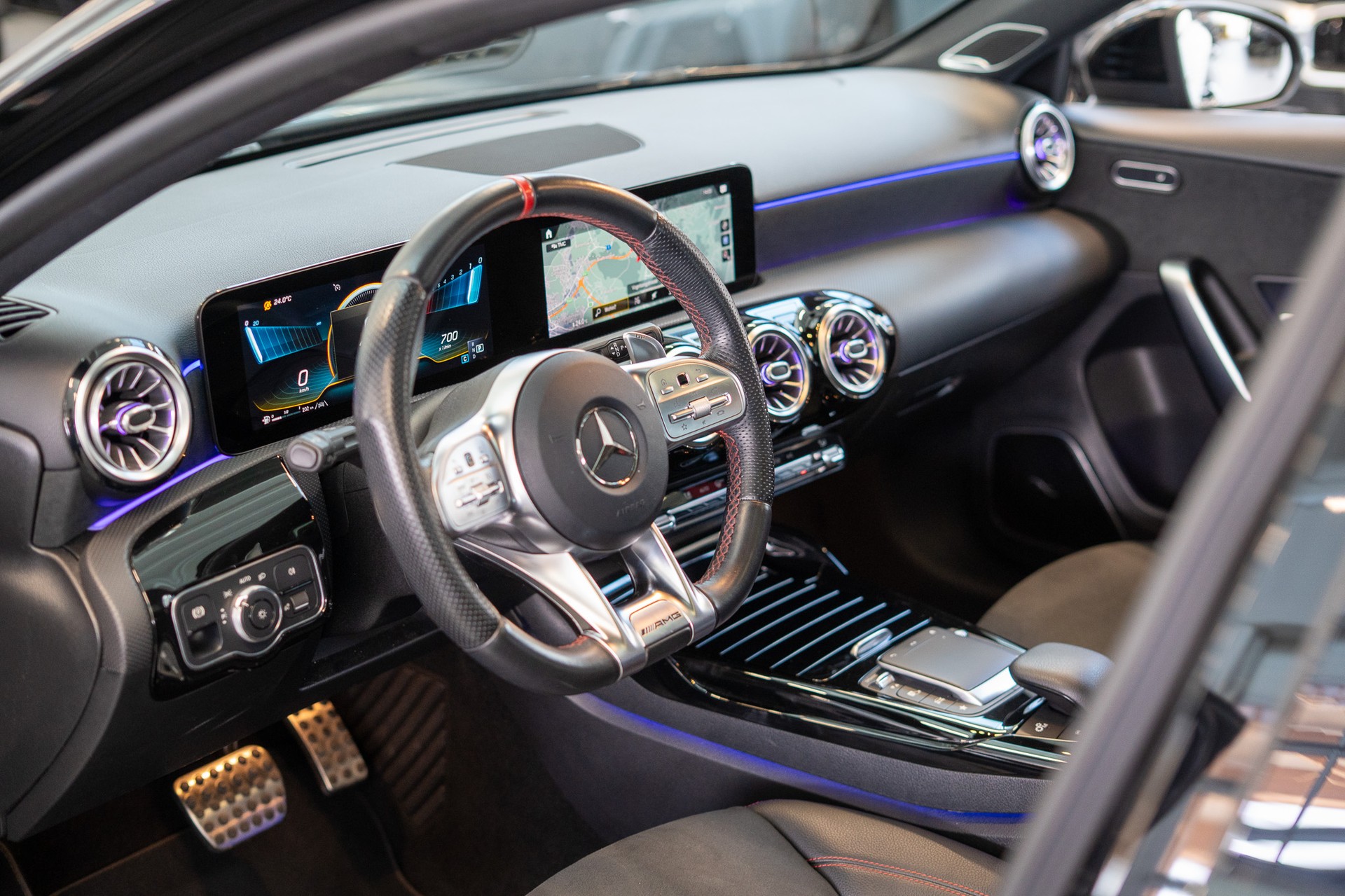 MERCEDES-BENZ A 35 AMG 4matic Limousine / Panorama-Schiebedach / Burmester / Ambiente-Beleuchtung-image-10