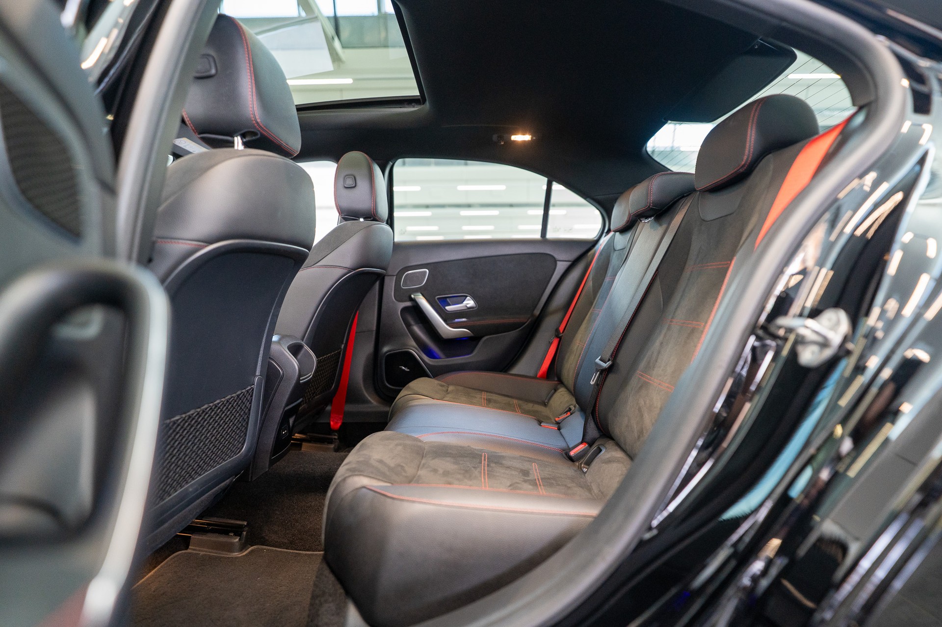 MERCEDES-BENZ A 35 AMG 4matic Limousine / Panorama-Schiebedach / Burmester / Ambiente-Beleuchtung-image-13