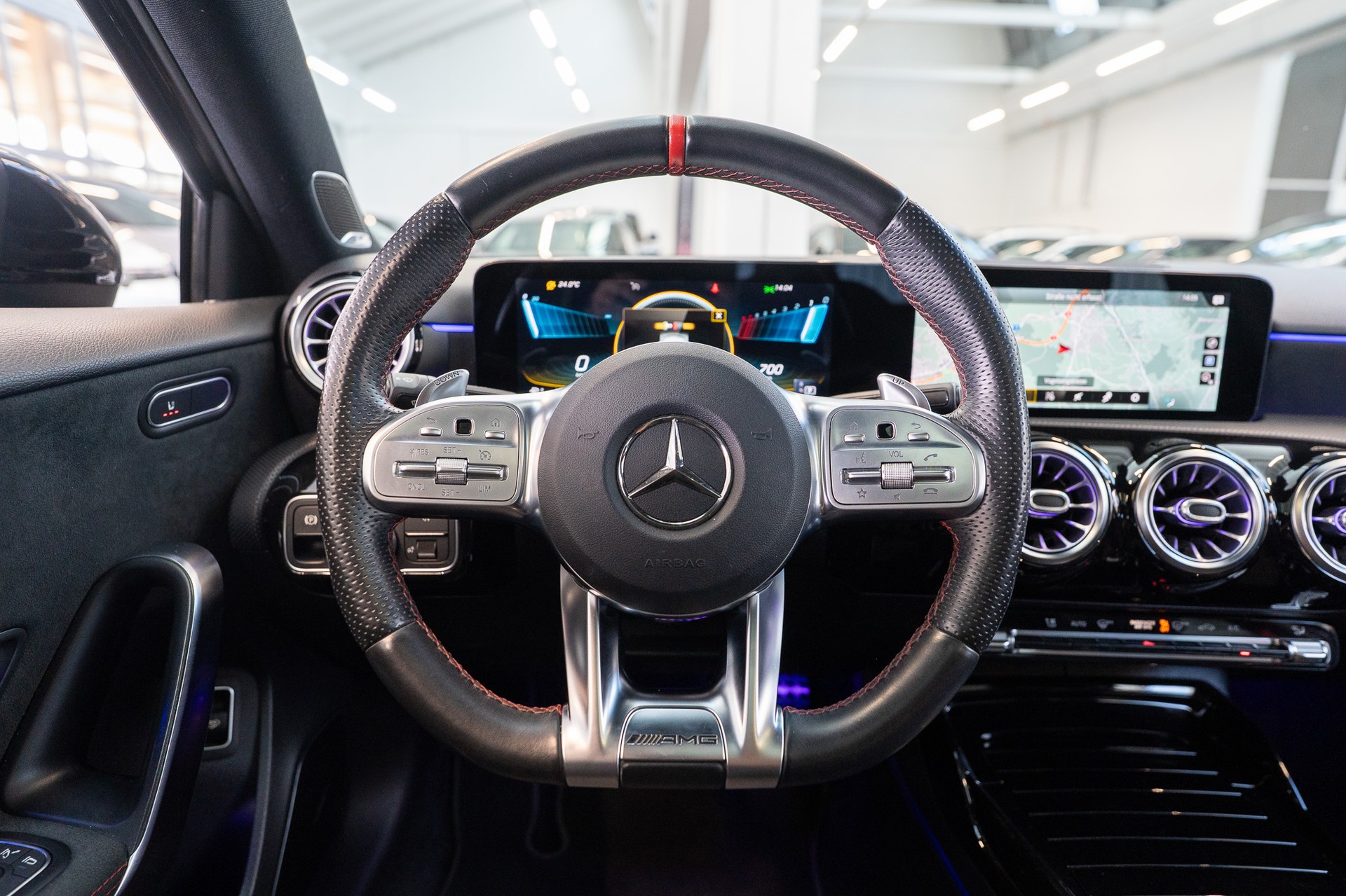 MERCEDES-BENZ A 35 AMG 4matic Limousine / Panorama-Schiebedach / Burmester / Ambiente-Beleuchtung-image-18
