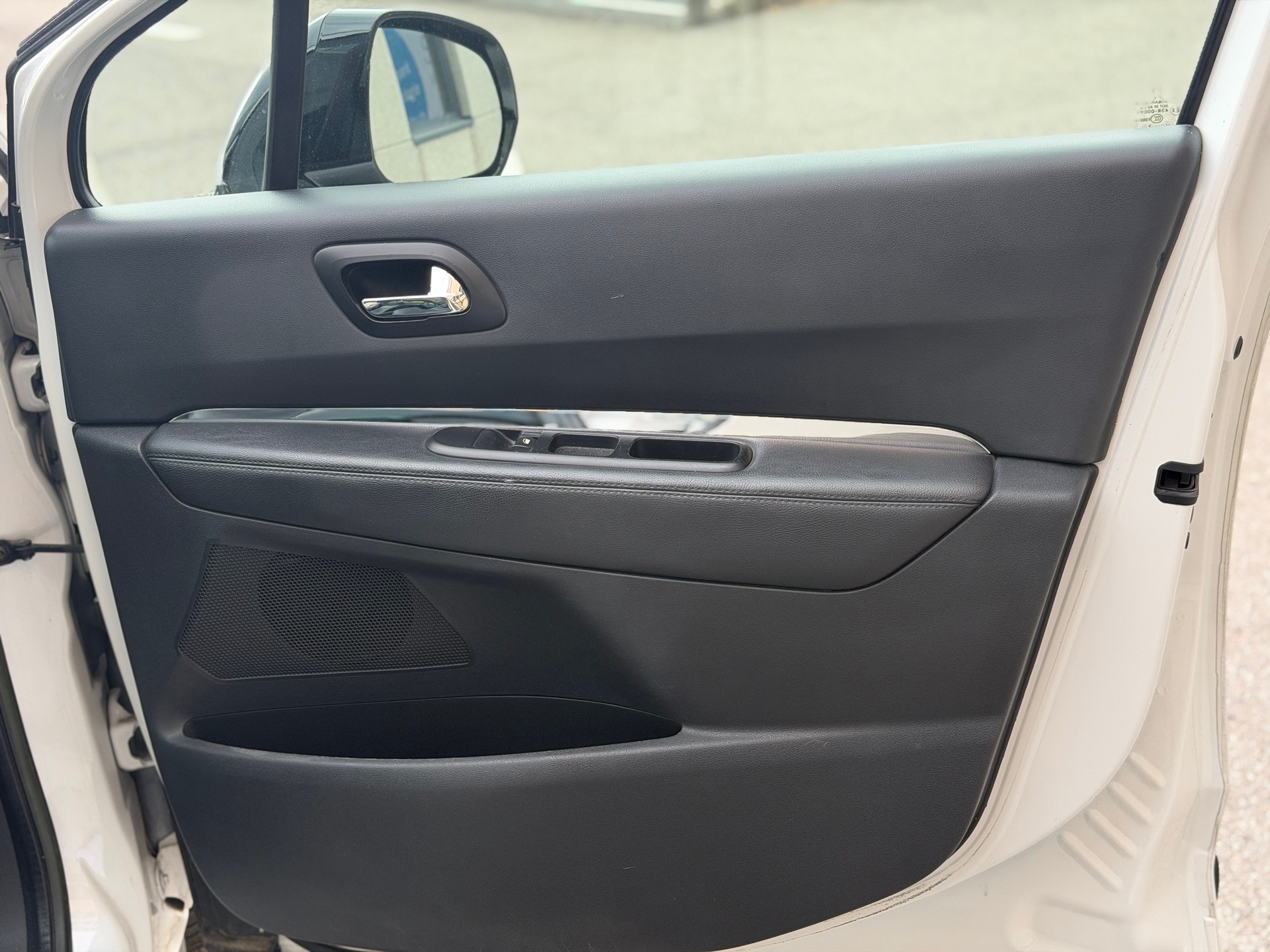 PEUGEOT 3008 HYbrid4 2.0 HDI EGS6-image-24