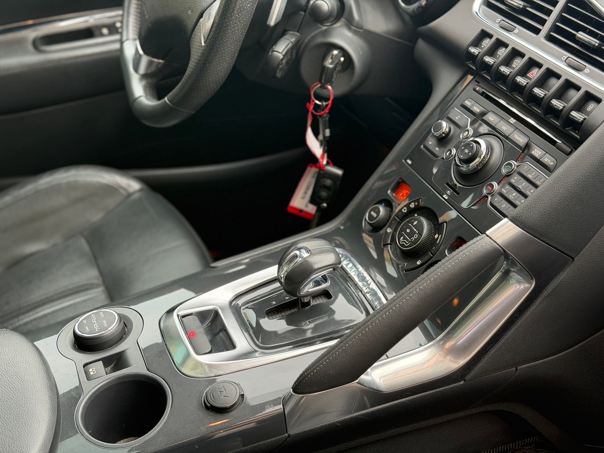 PEUGEOT 3008 HYbrid4 2.0 HDI EGS6-image-27