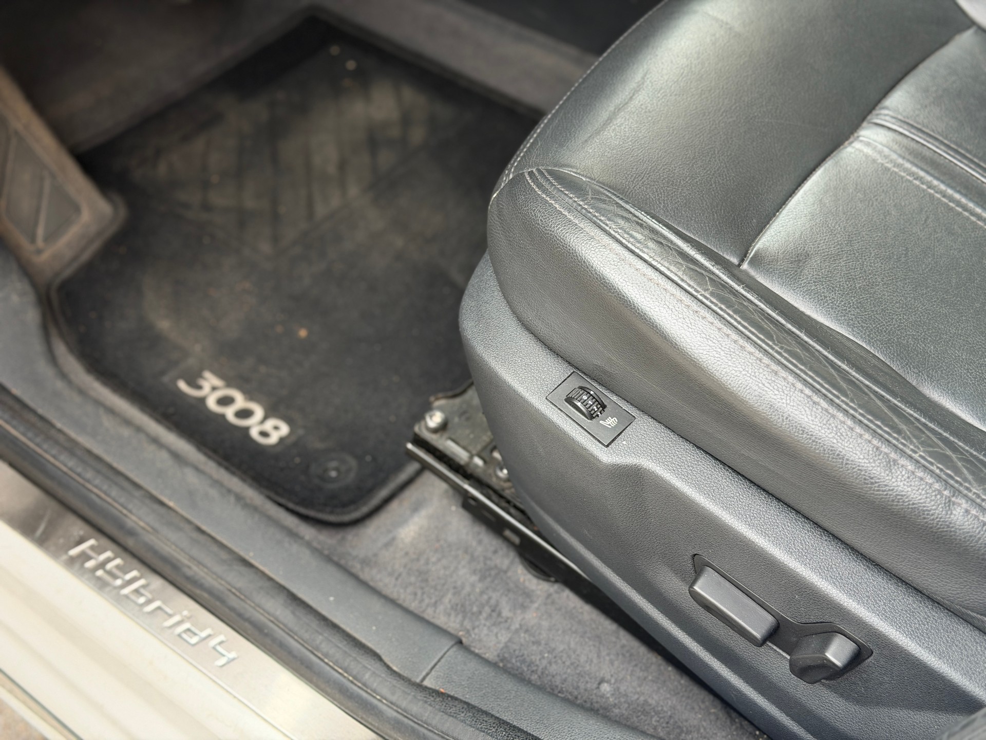 PEUGEOT 3008 HYbrid4 2.0 HDI EGS6-image-16