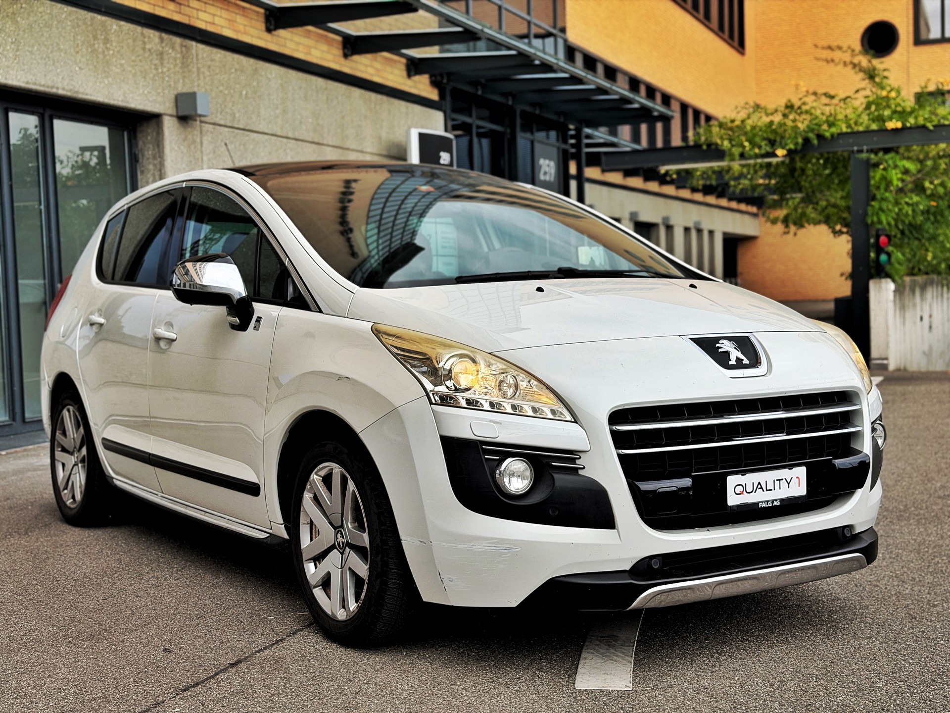 PEUGEOT 3008 HYbrid4 2.0 HDI EGS6-image-3