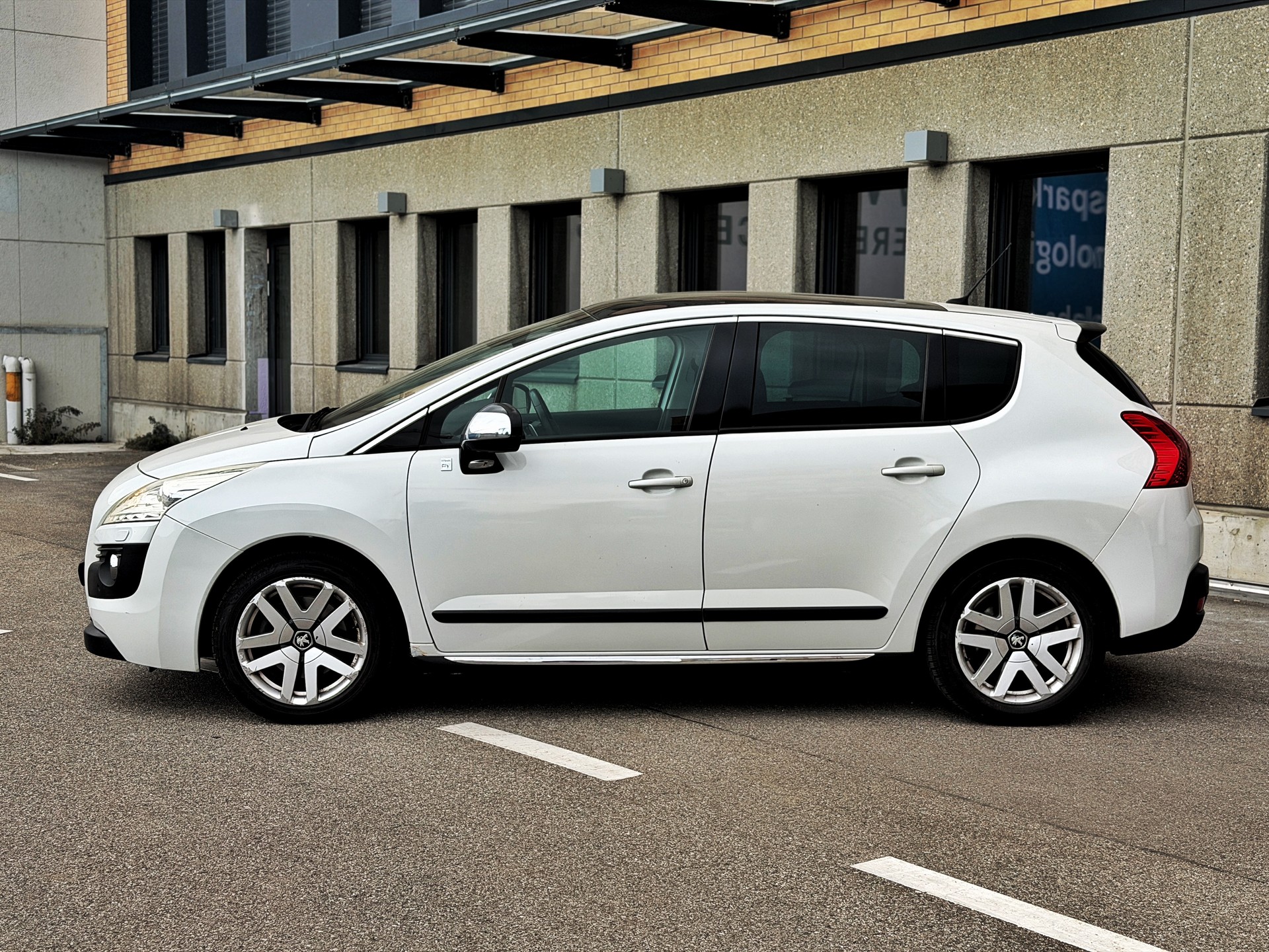 PEUGEOT 3008 HYbrid4 2.0 HDI EGS6-image-1