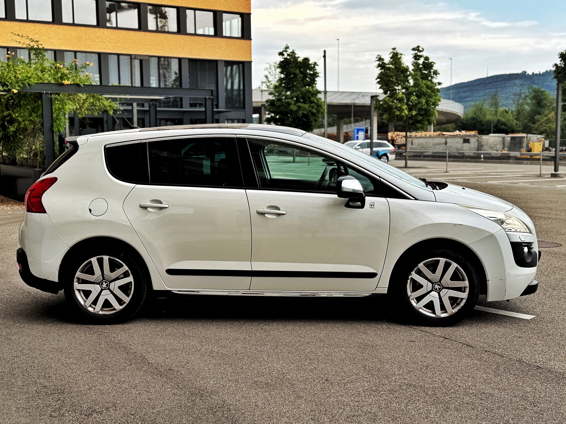 PEUGEOT 3008 HYbrid4 2.0 HDI EGS6-image-4
