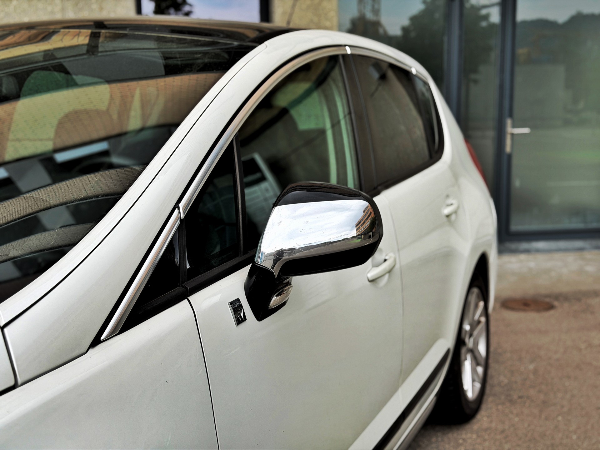 PEUGEOT 3008 HYbrid4 2.0 HDI EGS6-image-11