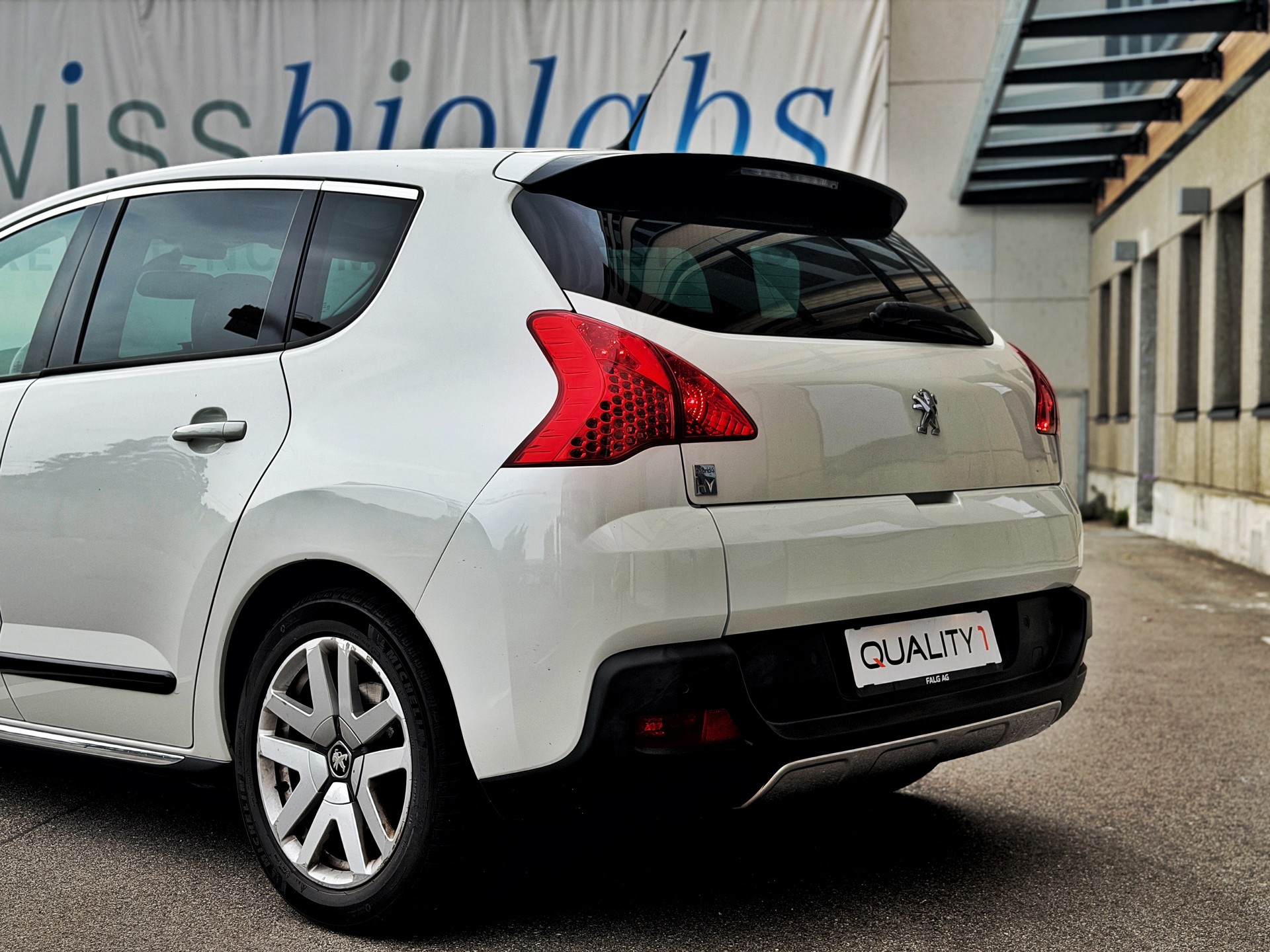 PEUGEOT 3008 HYbrid4 2.0 HDI EGS6-image-9