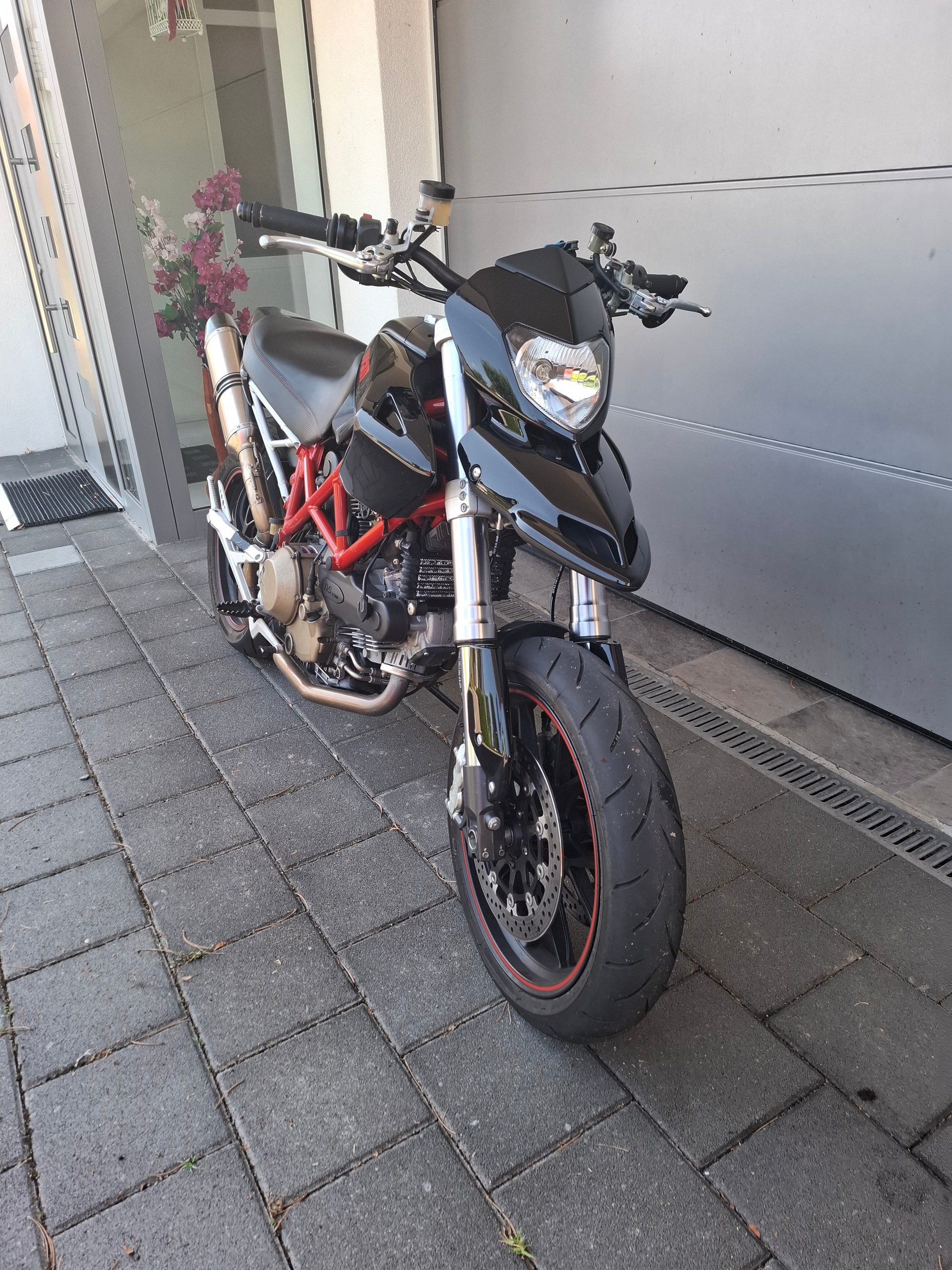 DUCATI Hypermotard 1100-showroom-element-3