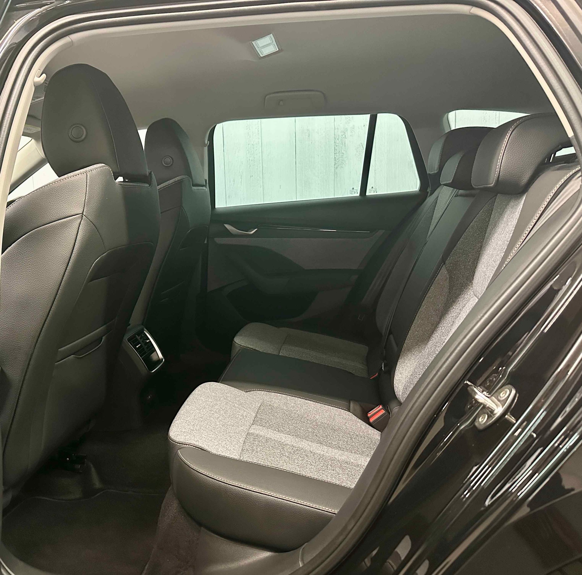 SKODA Octavia Combi 2.0 TDI DSG Selection-image-8