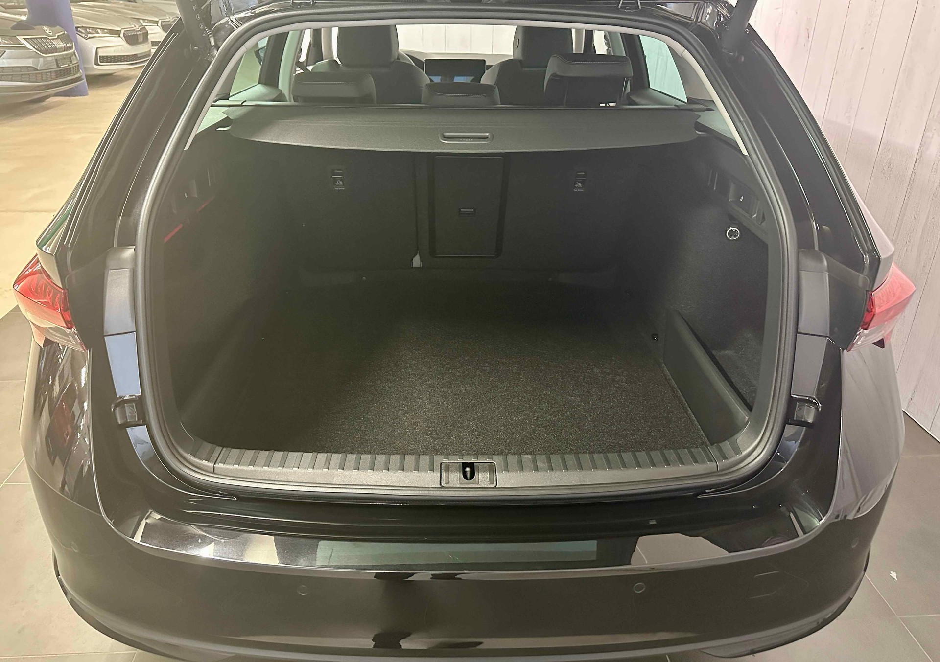 SKODA Octavia Combi 2.0 TDI DSG Selection-image-5