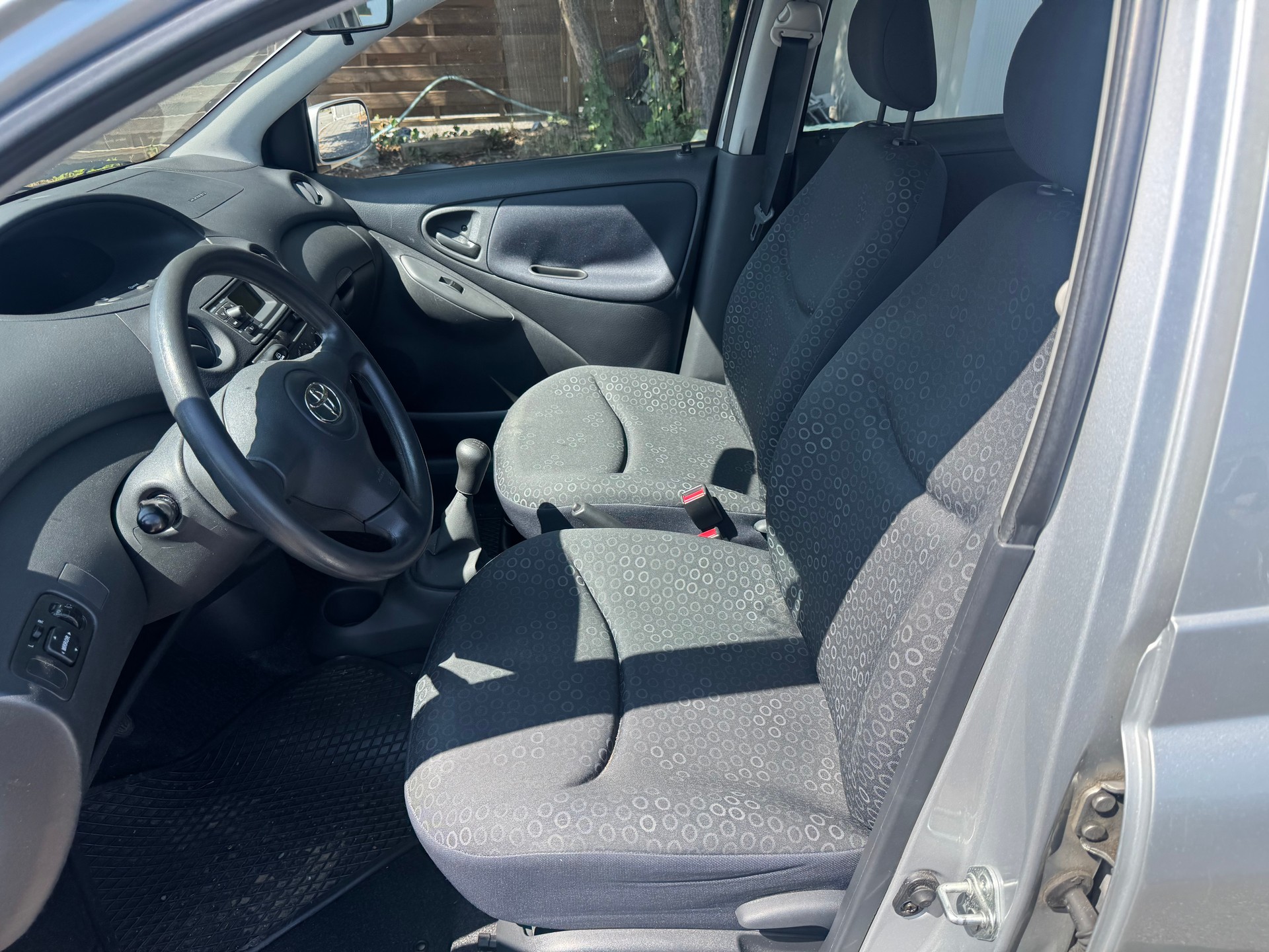 TOYOTA Yaris 1.3 Linea Luna-image-3