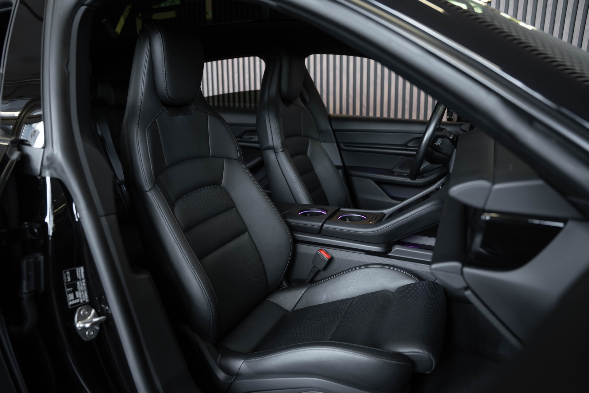 PORSCHE Taycan 4 Cross Turismo-image-16