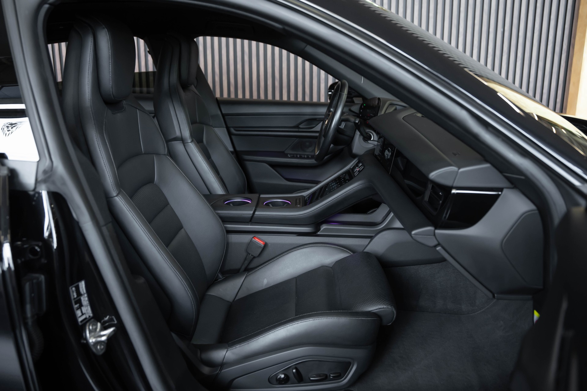 PORSCHE Taycan 4 Cross Turismo-image-15