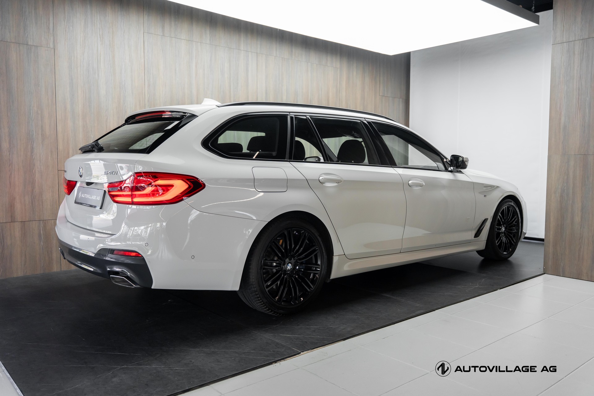 BMW 540i xDrive Touring Steptronic-image-1