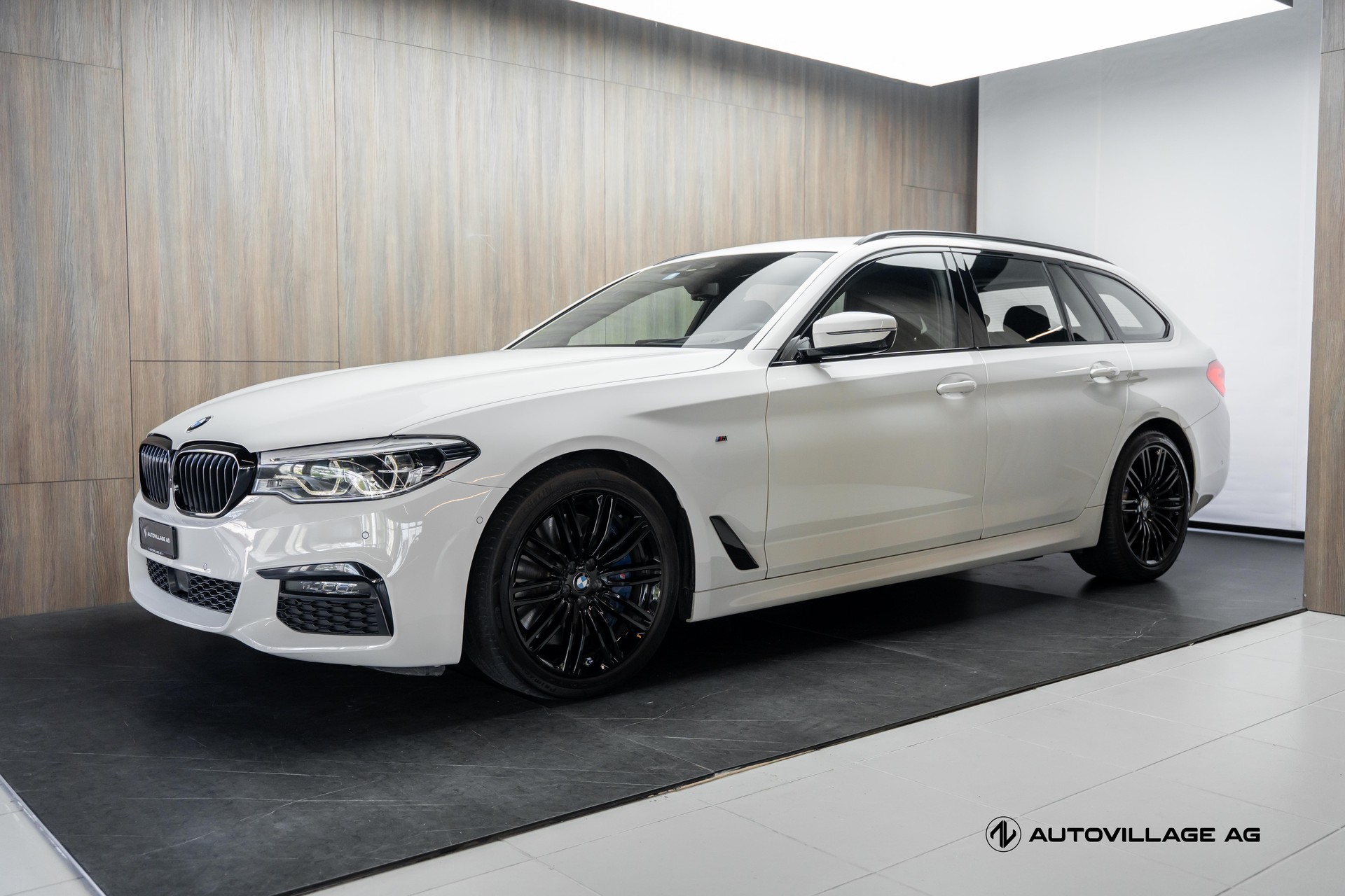 BMW 540i xDrive Touring Steptronic-image-0
