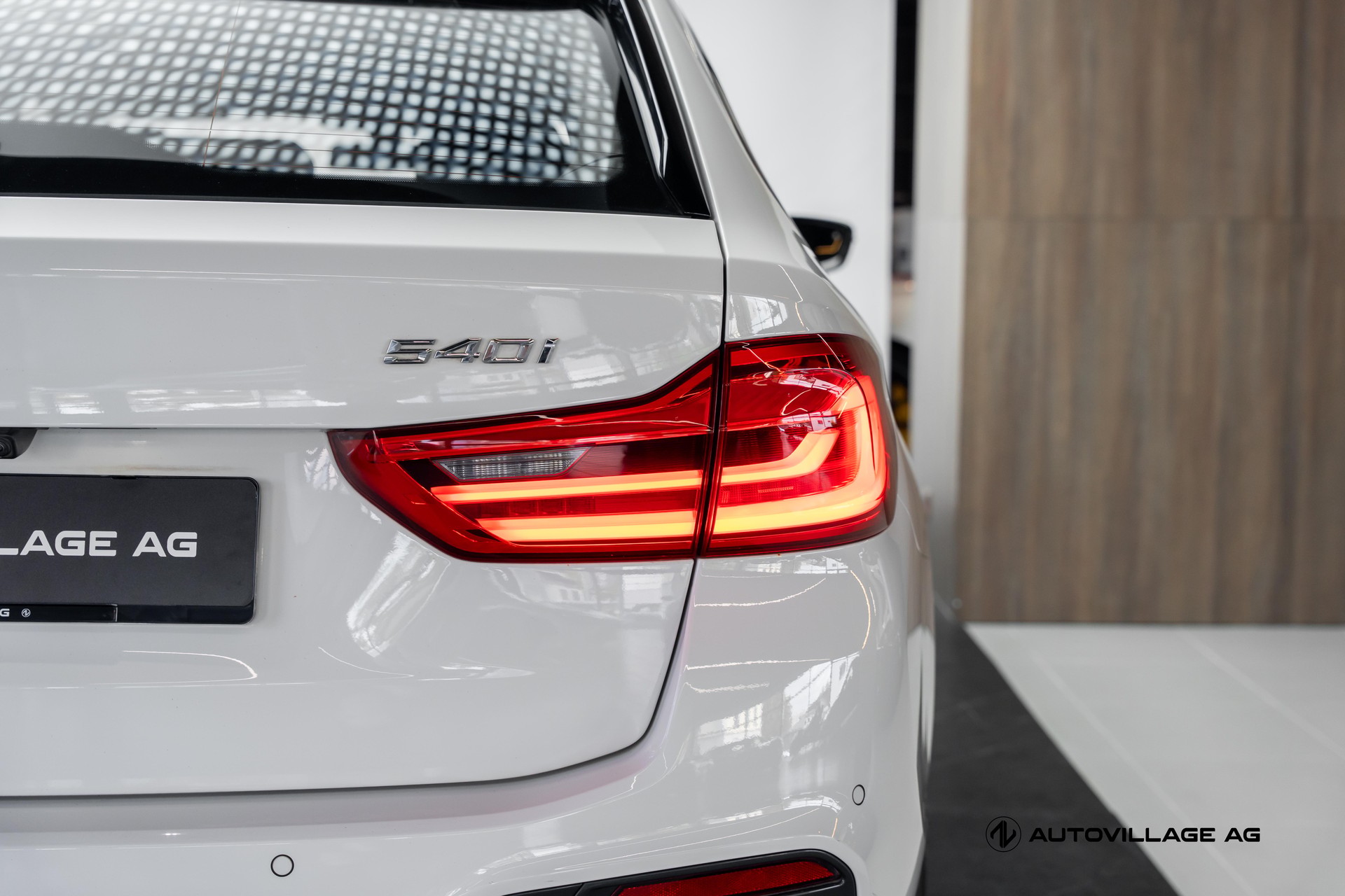 BMW 540i xDrive Touring Steptronic-image-28