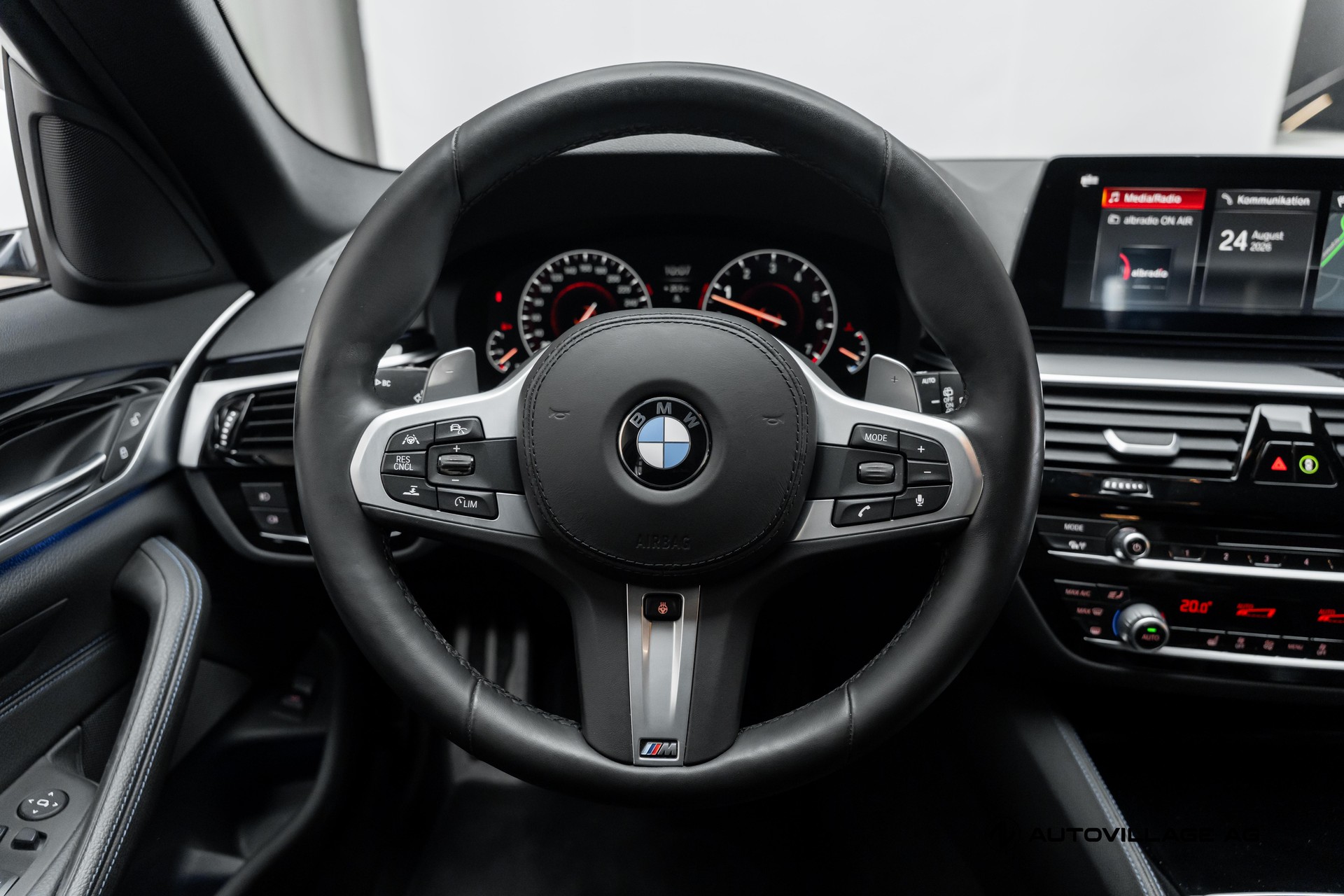 BMW 540i xDrive Touring Steptronic-image-18