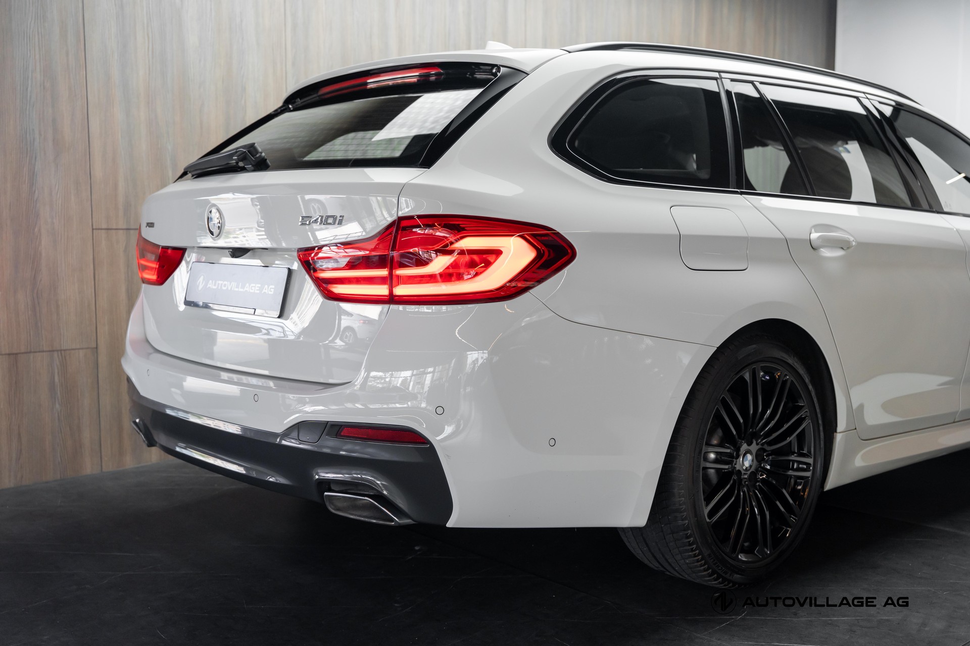 BMW 540i xDrive Touring Steptronic-image-27