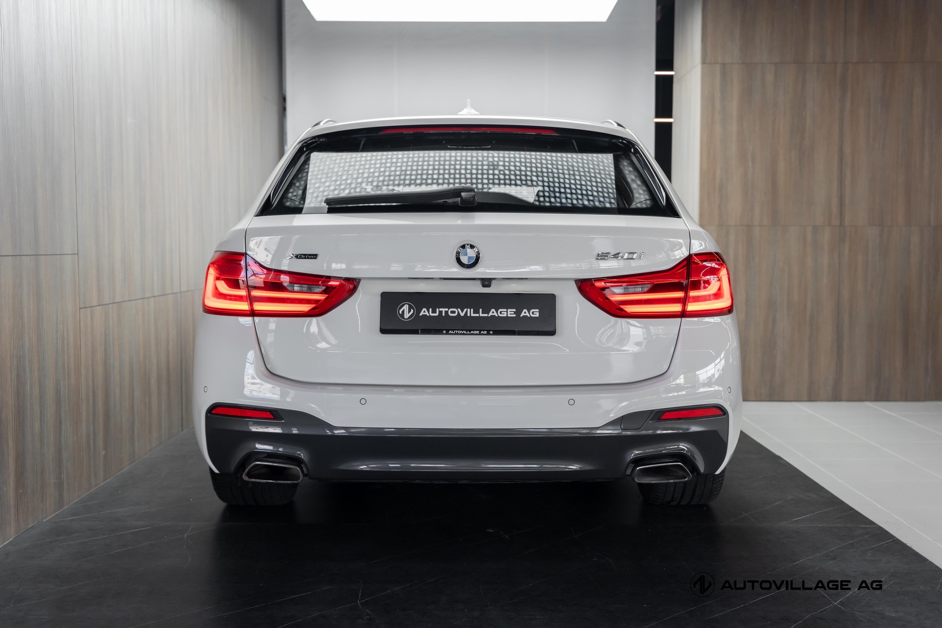 BMW 540i xDrive Touring Steptronic-image-30