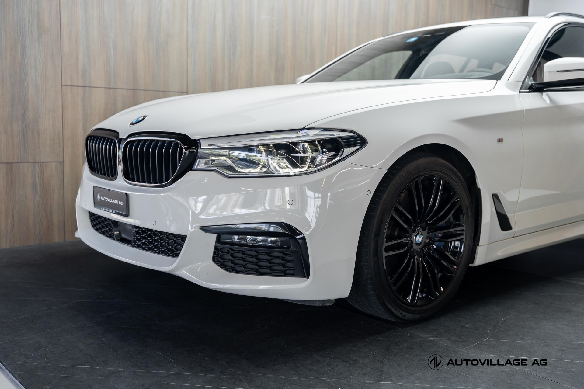BMW 540i xDrive Touring Steptronic-image-25