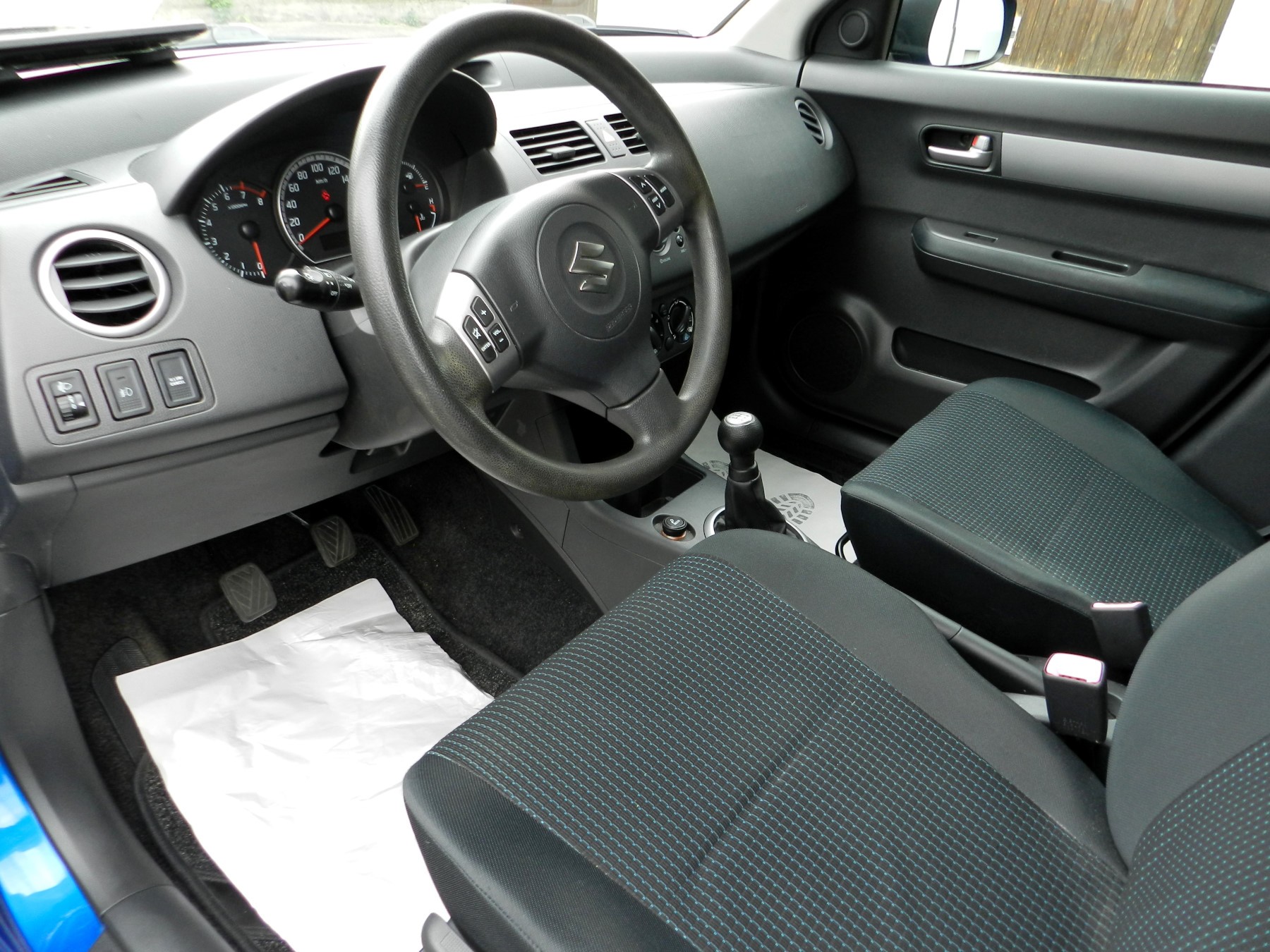 SUZUKI Swift 1.3i 16V GL Top-image-9