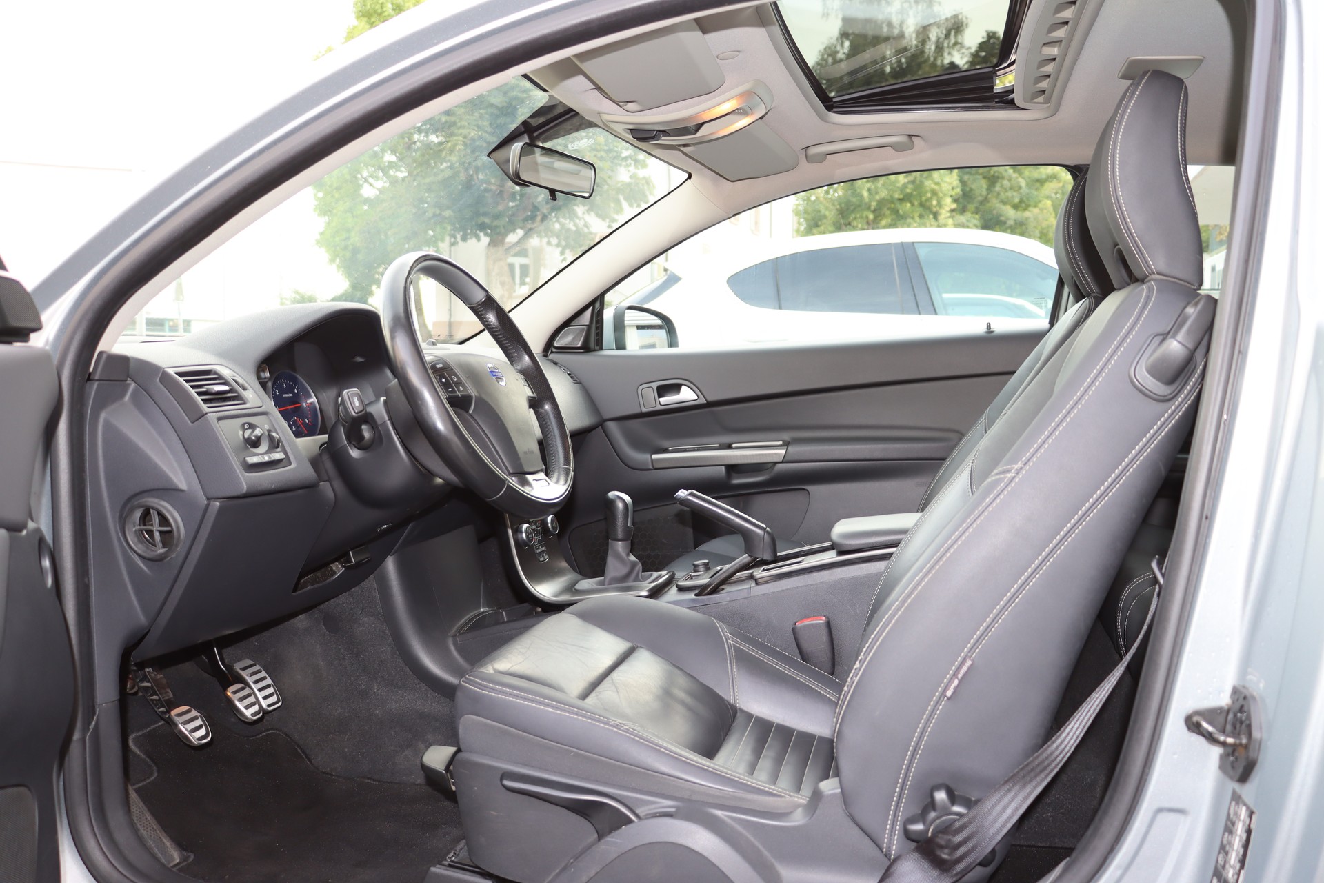 VOLVO C30 D2 S/S R-Design-image-4