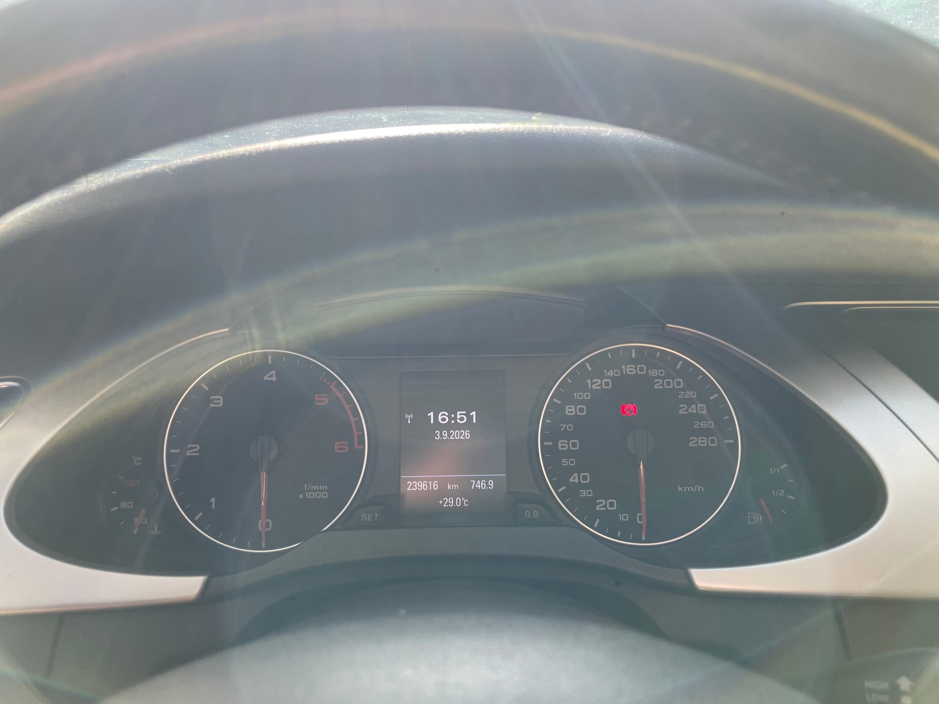 AUDI 2.0 TDI 143 quattro-image-3