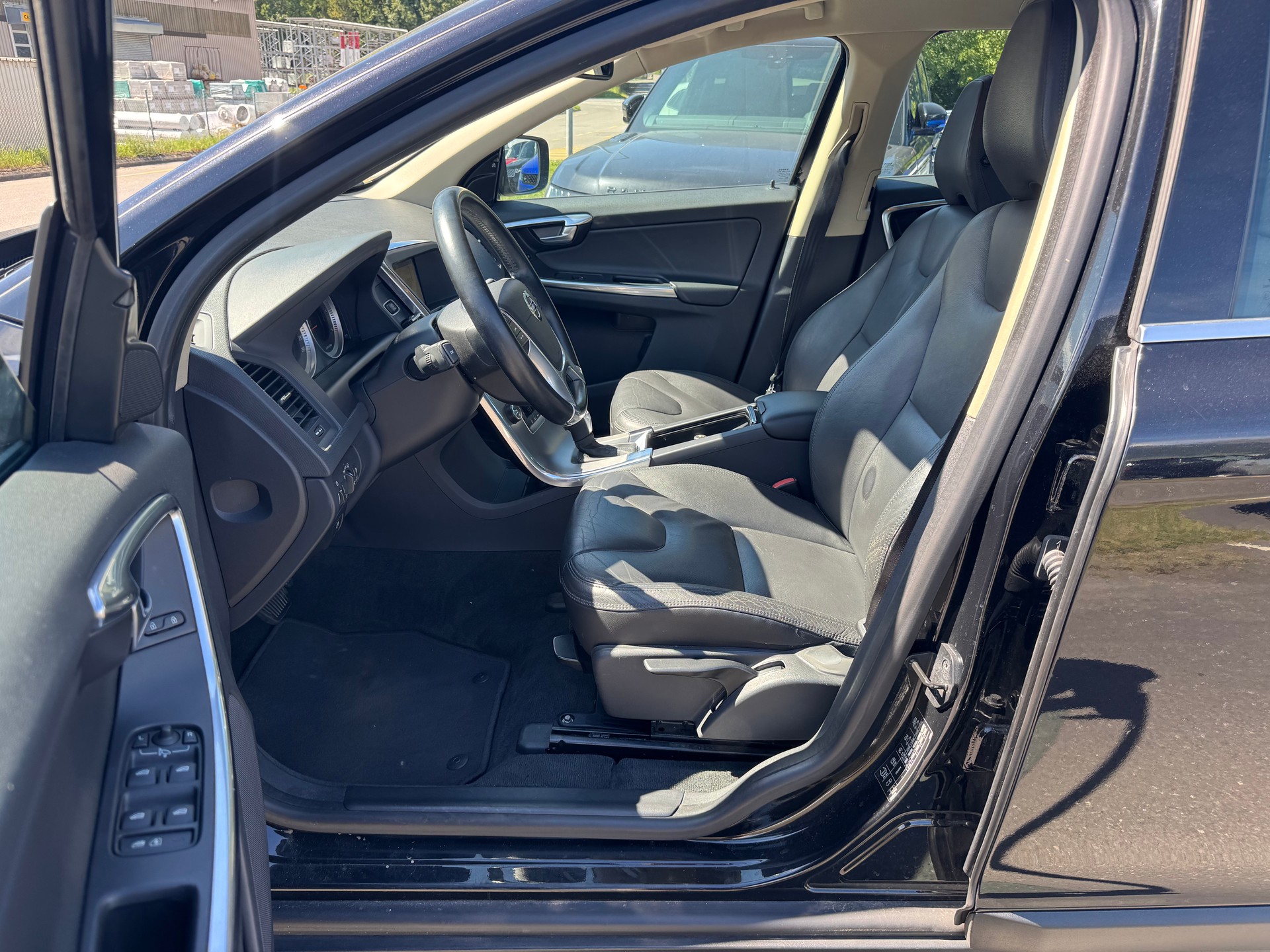 VOLVO XC60 D5 AWD Momentum Geartronic-image-11