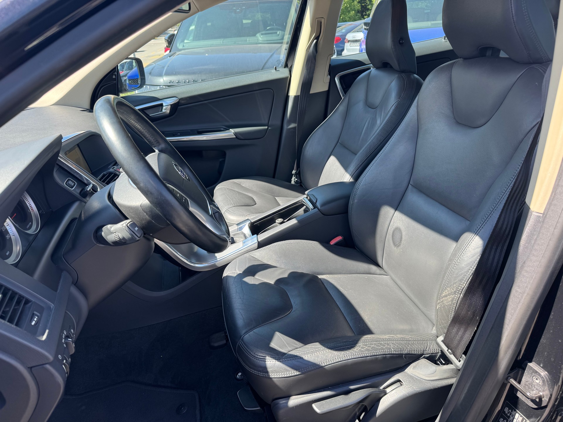 VOLVO XC60 D5 AWD Momentum Geartronic-image-13