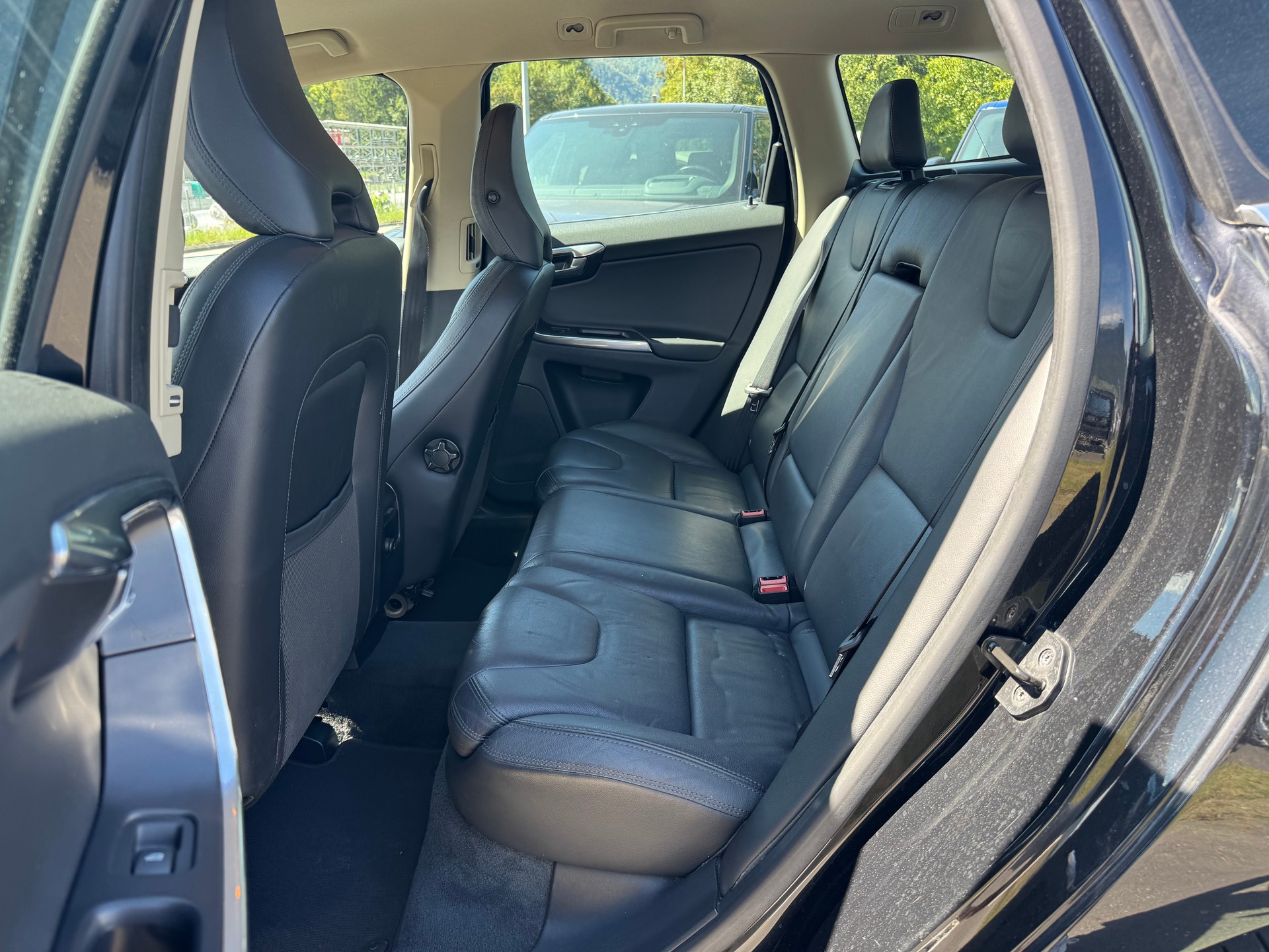 VOLVO XC60 D5 AWD Momentum Geartronic-image-10