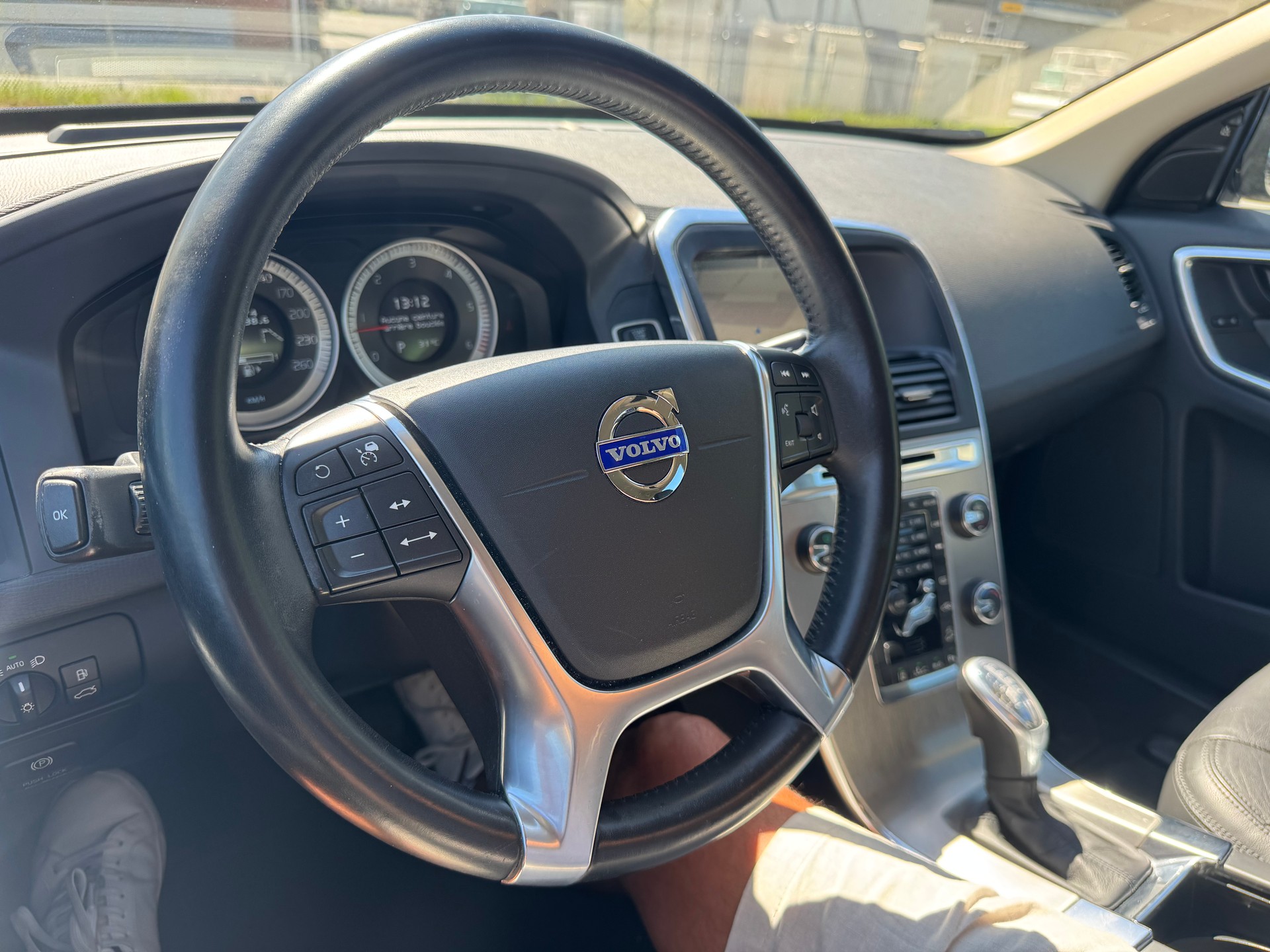 VOLVO XC60 D5 AWD Momentum Geartronic-image-25