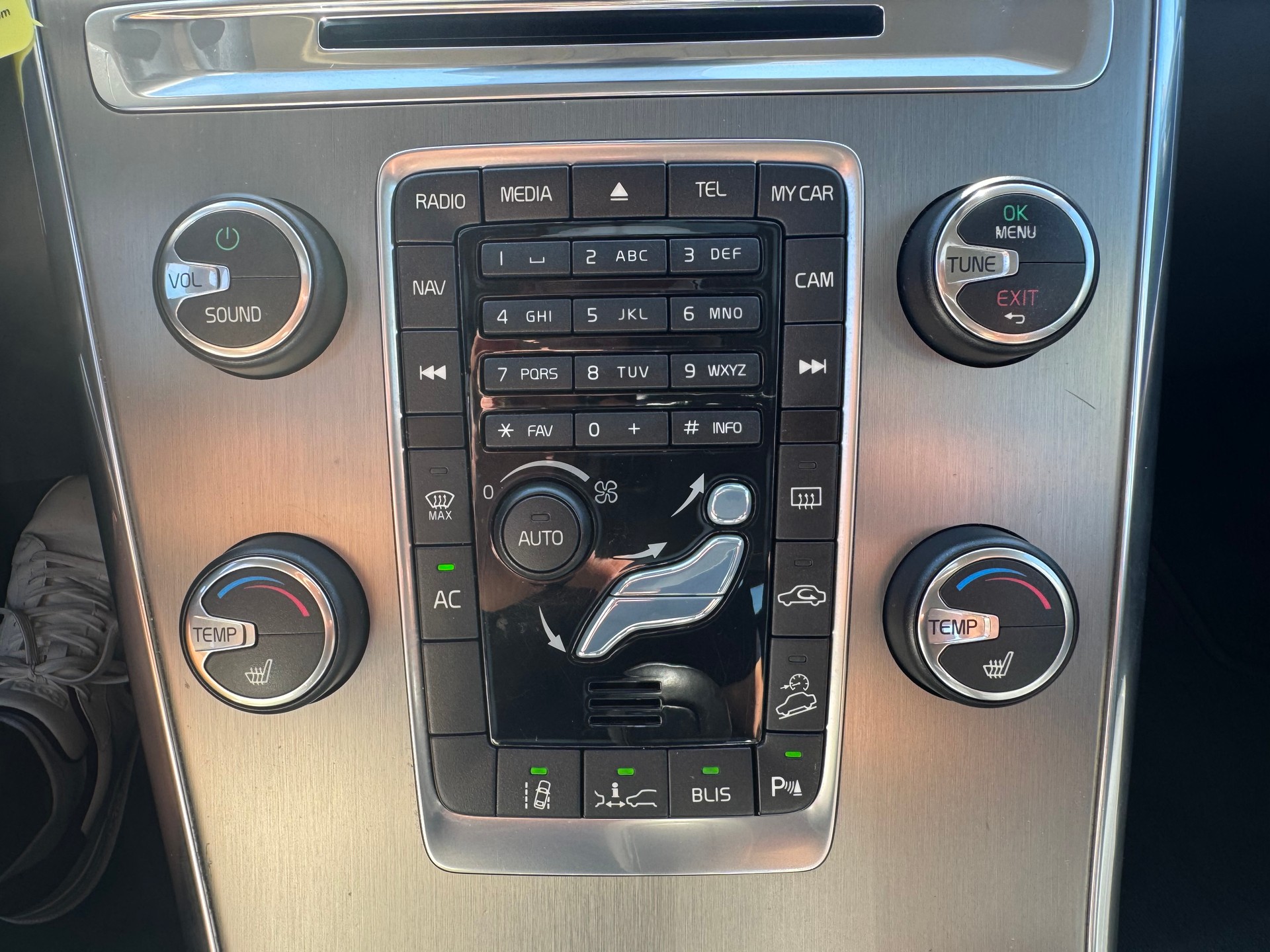 VOLVO XC60 D5 AWD Momentum Geartronic-image-23