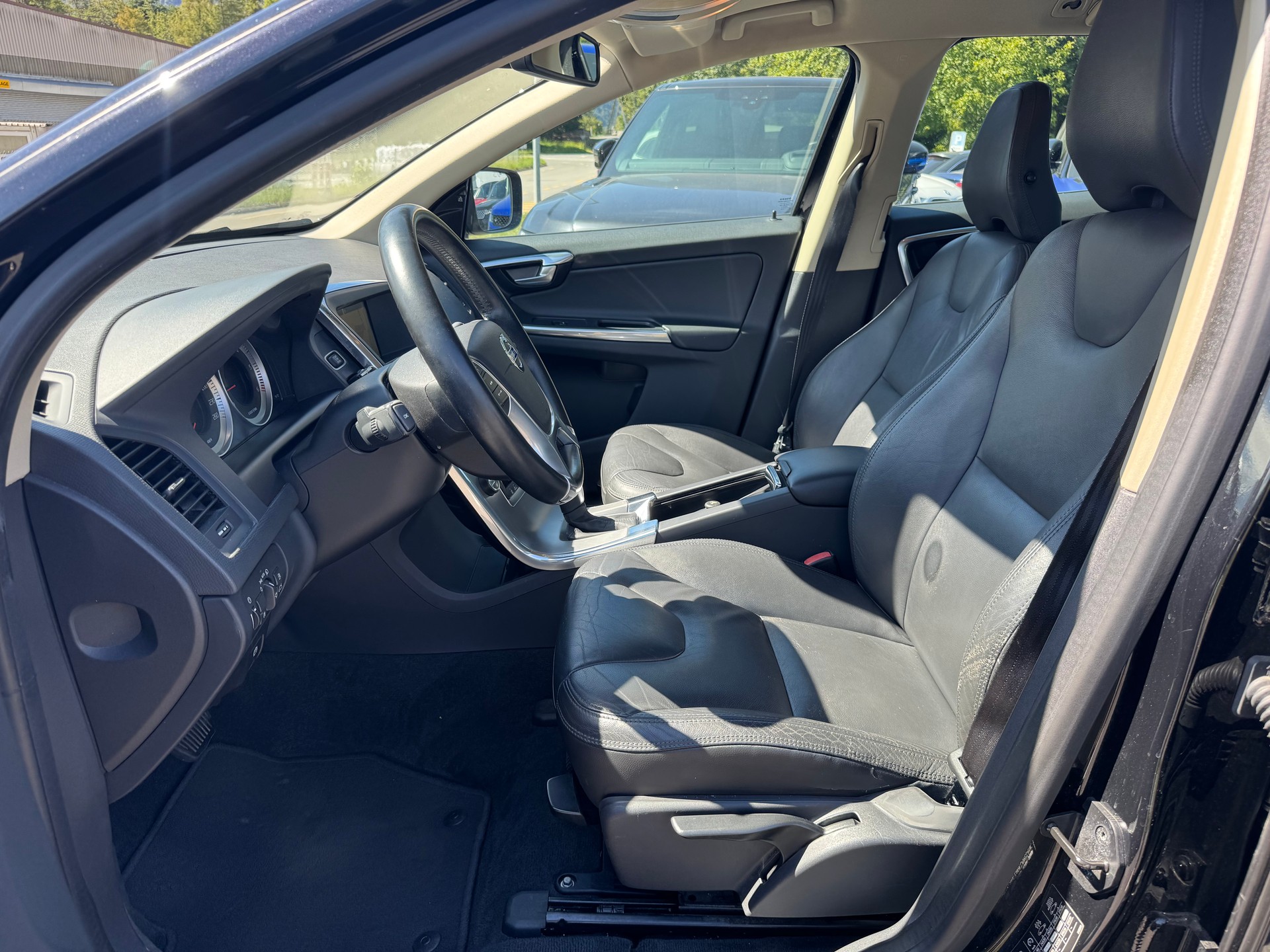VOLVO XC60 D5 AWD Momentum Geartronic-image-12