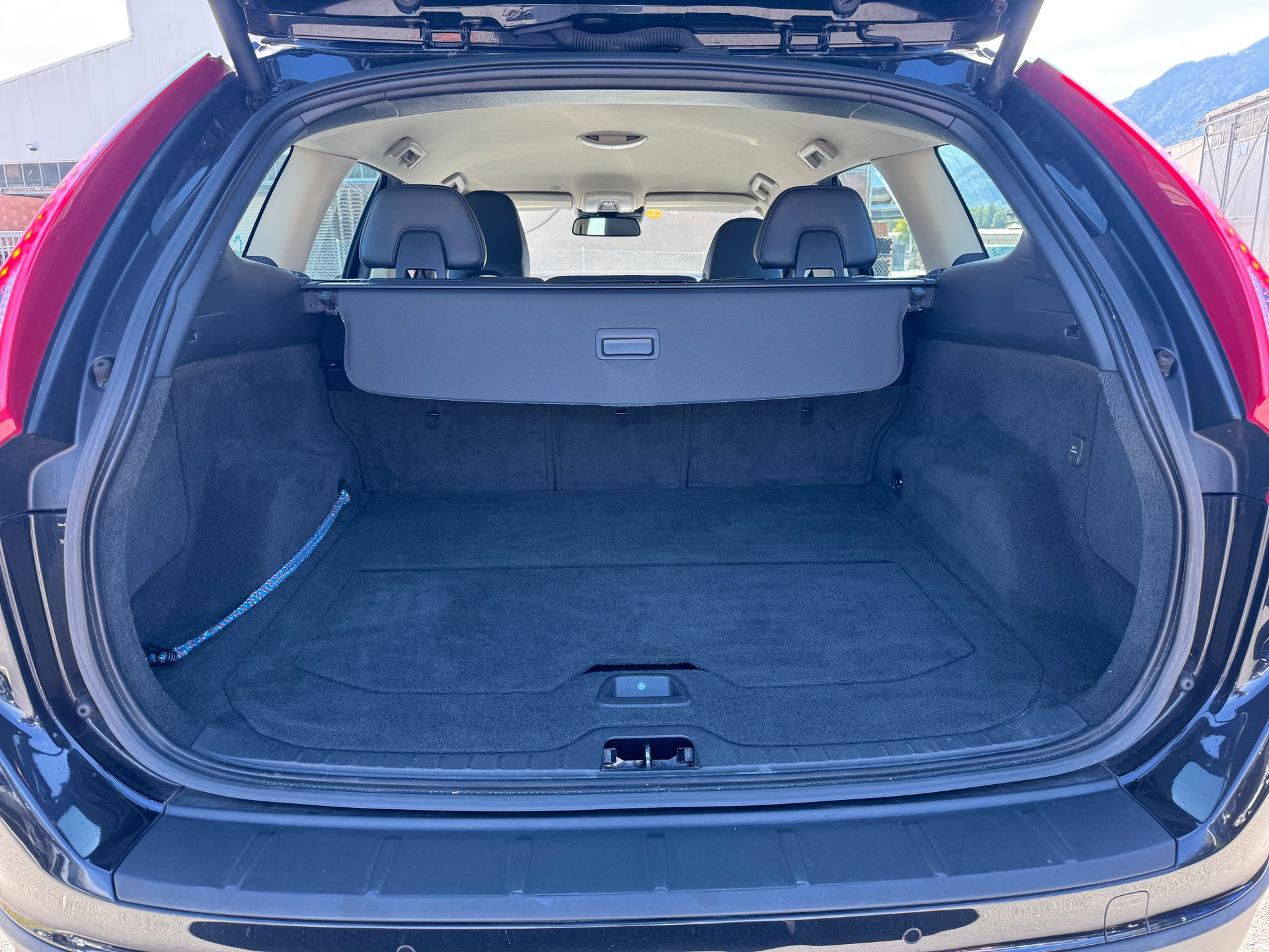 VOLVO XC60 D5 AWD Momentum Geartronic-image-9