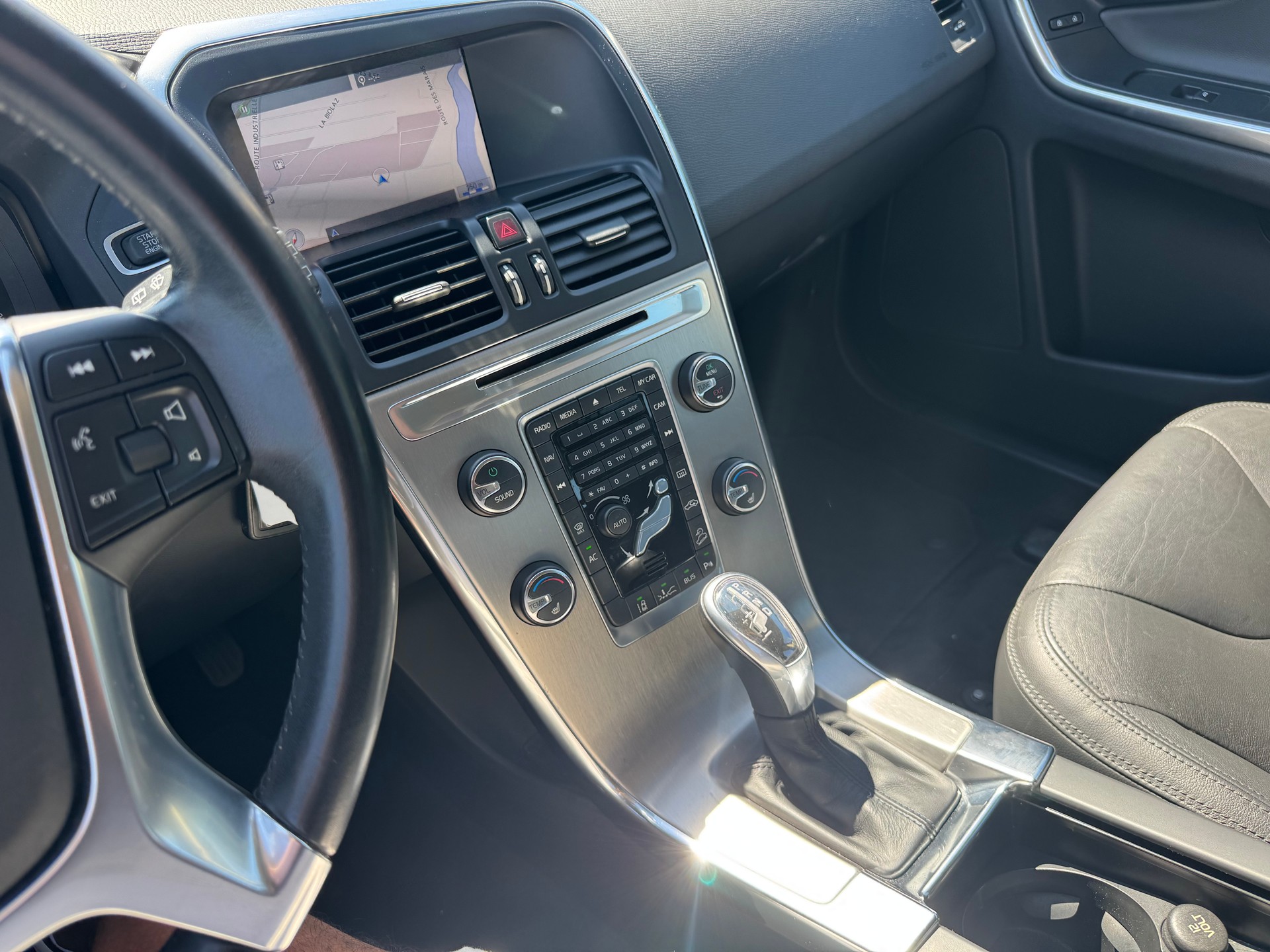 VOLVO XC60 D5 AWD Momentum Geartronic-image-22