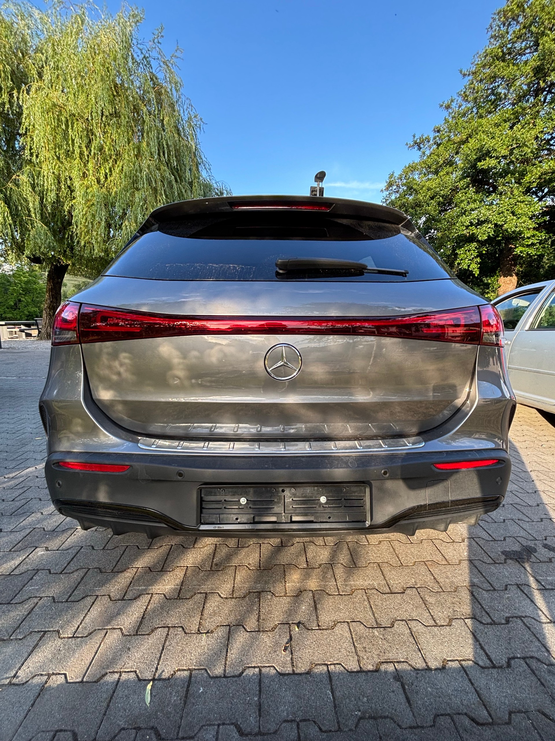MERCEDES-BENZ EQA 350 AMG Line 4matic-image-4
