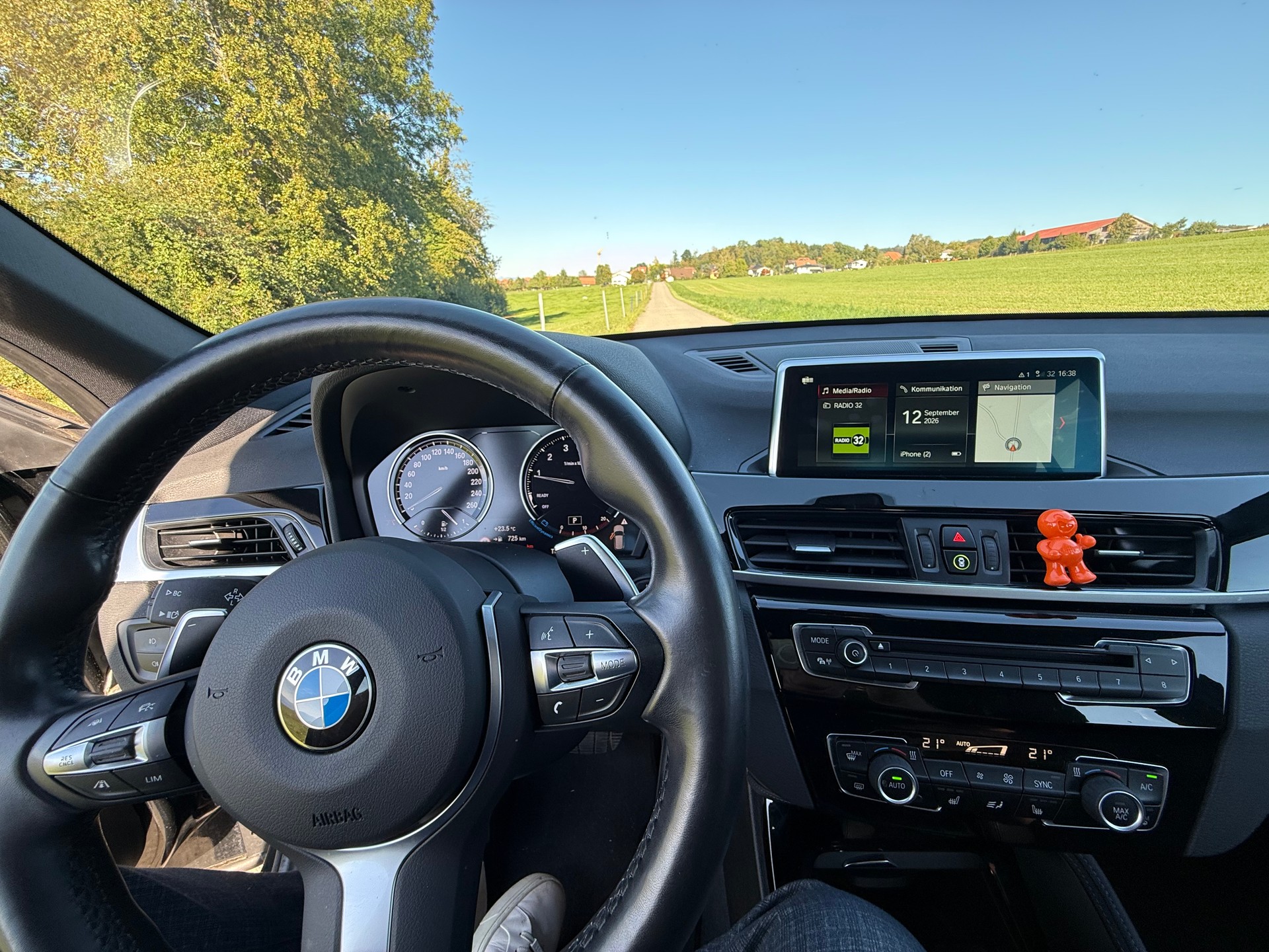 BMW X1 xDrive 20i-image-6
