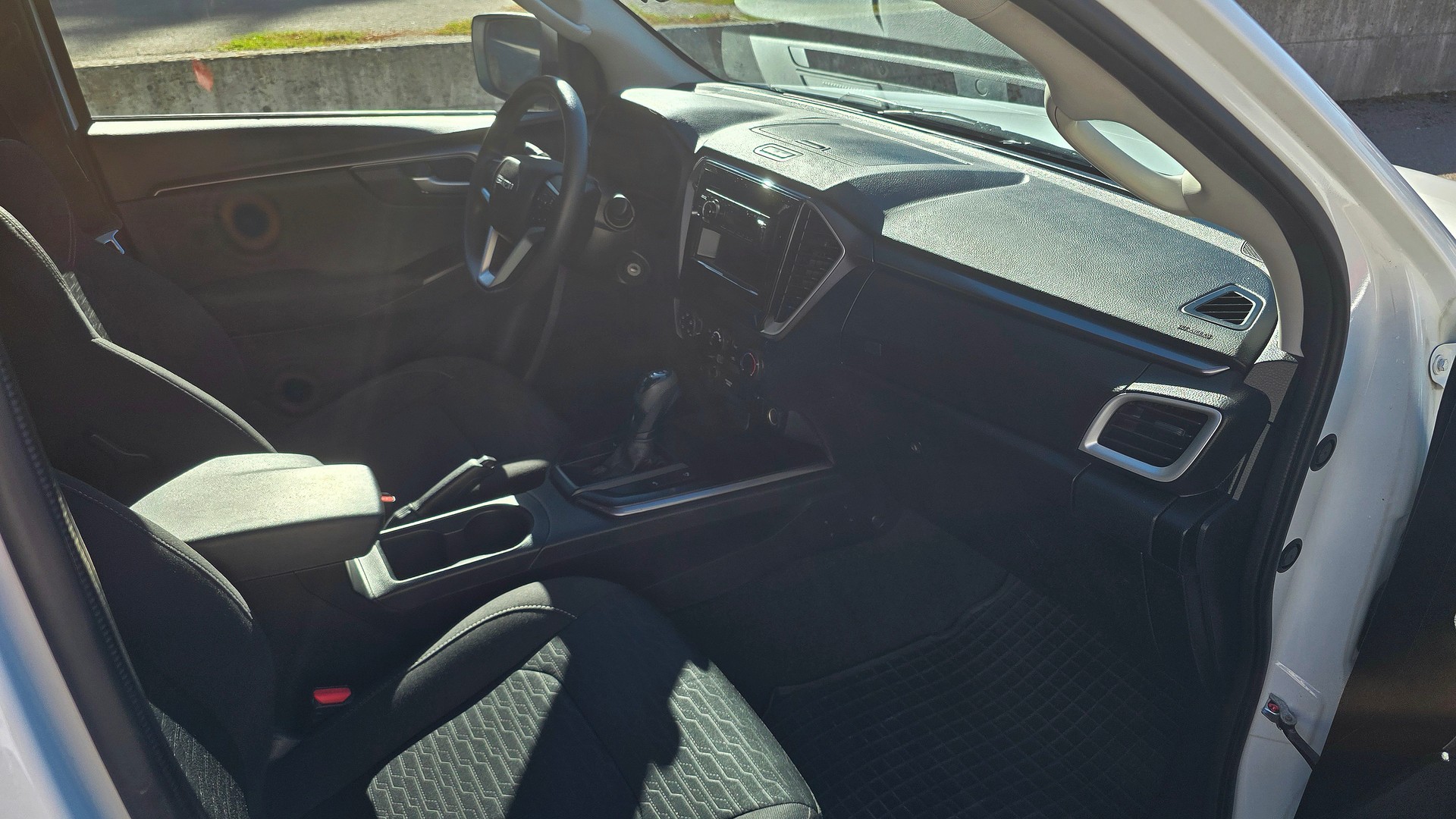 ISUZU D-MAX 1.9 SpaceCab N60BB 4x4 AT-image-10